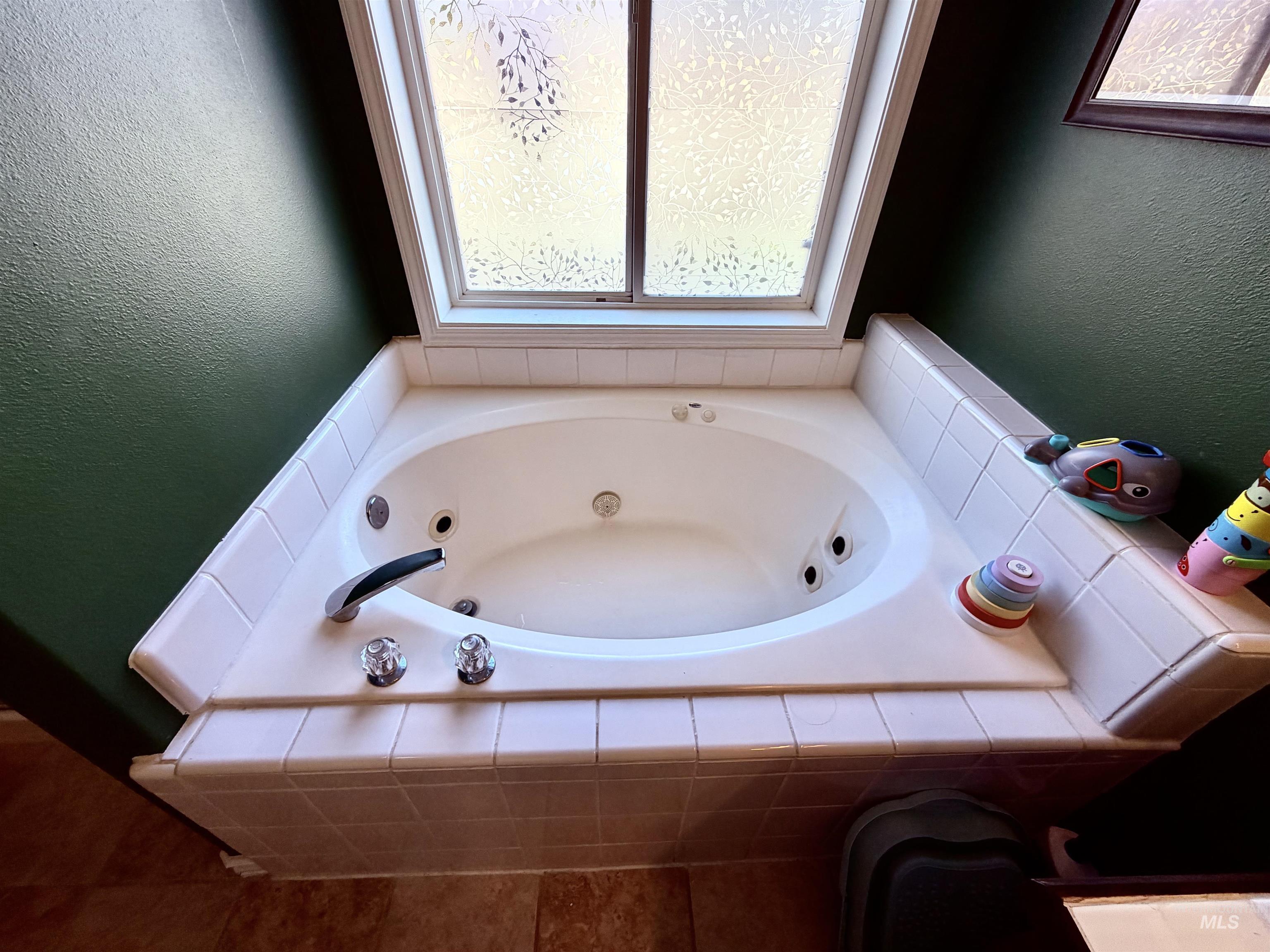 2087 S GULL COVE AVE, Meridian, Idaho 83642, 3 Bedrooms, 2 Bathrooms, Residential For Sale, Price $430,000,MLS 98993809