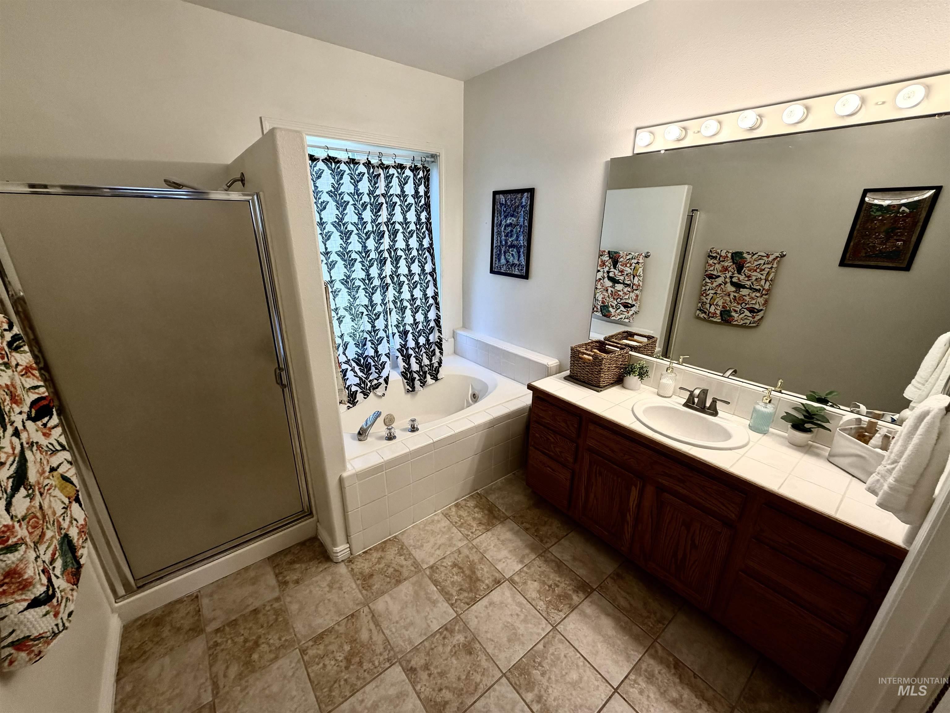 2087 S GULL COVE AVE, Meridian, Idaho 83642, 3 Bedrooms, 2 Bathrooms, Residential For Sale, Price $430,000,MLS 98993809