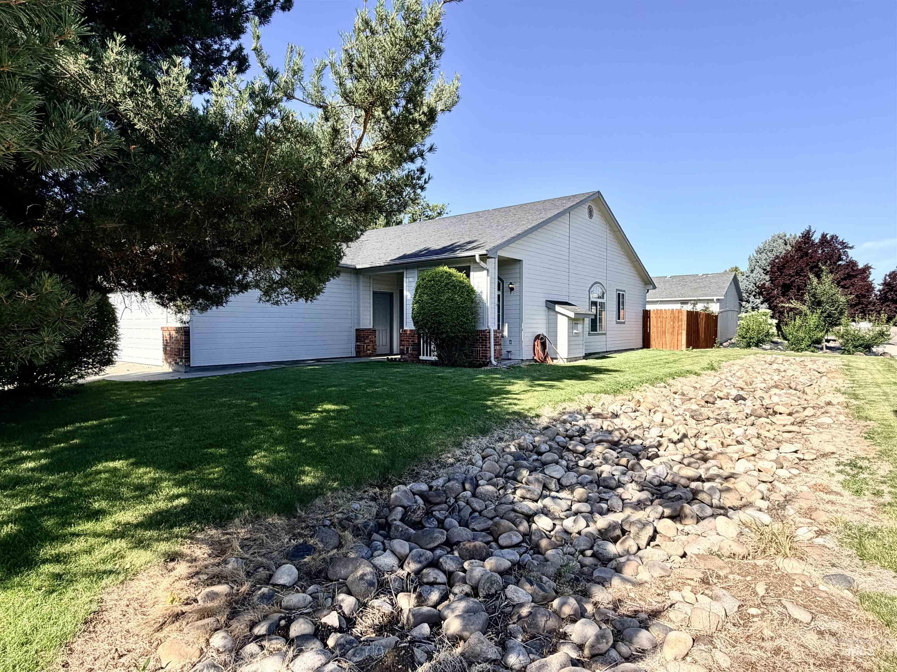 2087 S GULL COVE AVE, Meridian, Idaho 83642, 3 Bedrooms, 2 Bathrooms, Residential For Sale, Price $430,000,MLS 98993809