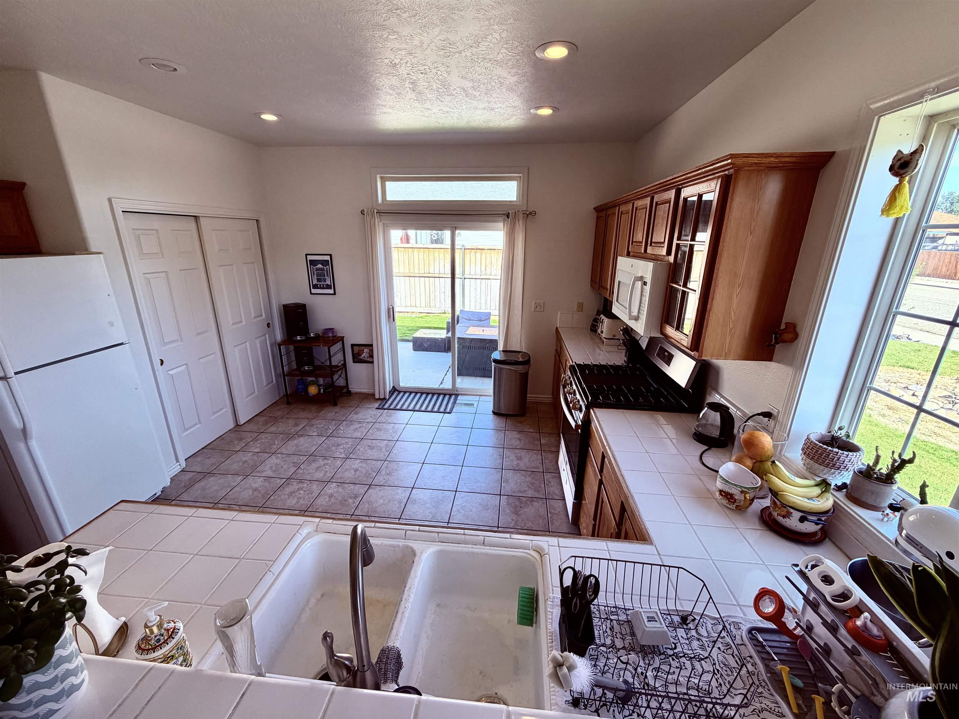 2087 S GULL COVE AVE, Meridian, Idaho 83642, 3 Bedrooms, 2 Bathrooms, Residential For Sale, Price $430,000,MLS 98993809