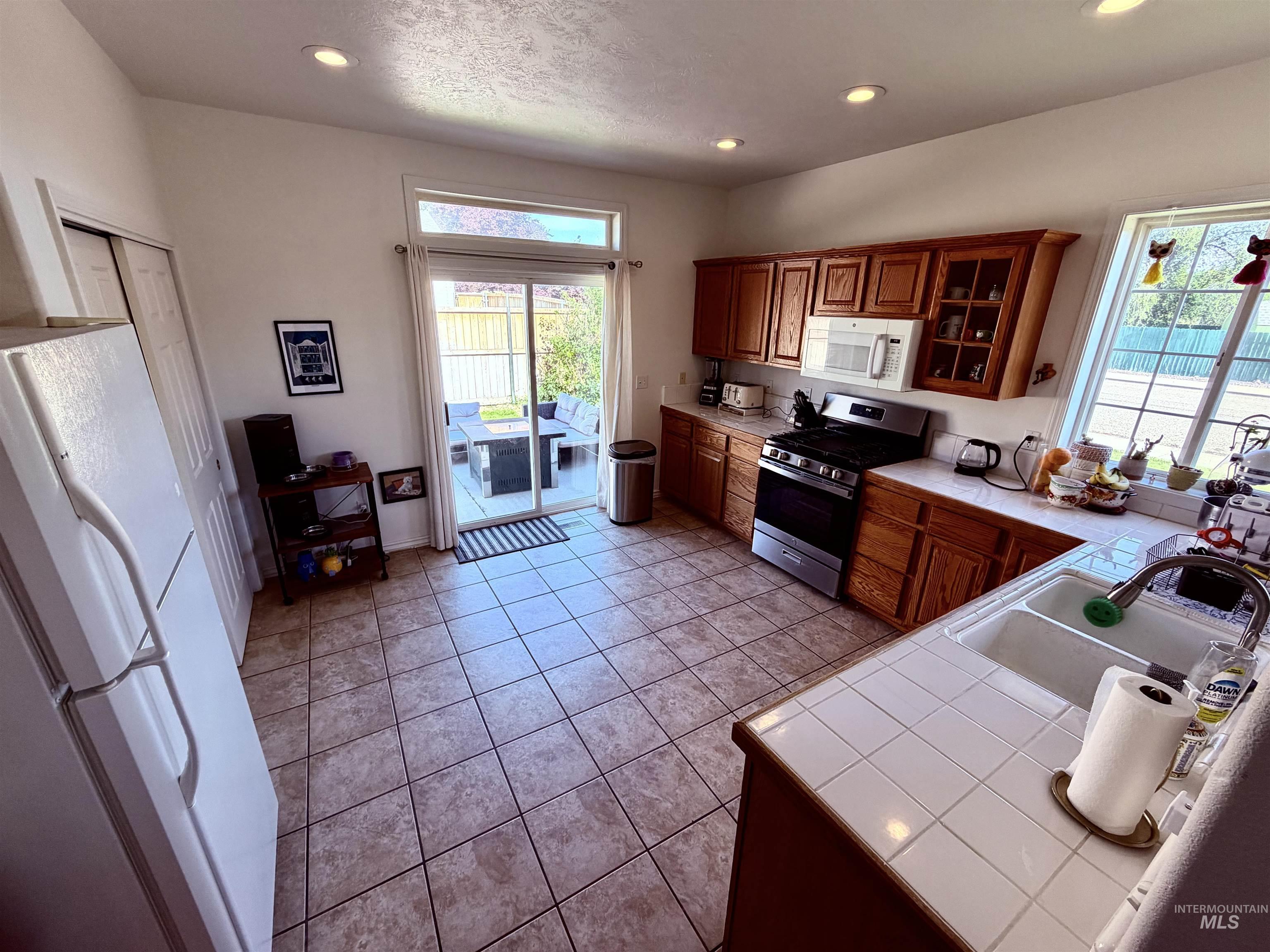 2087 S GULL COVE AVE, Meridian, Idaho 83642, 3 Bedrooms, 2 Bathrooms, Residential For Sale, Price $430,000,MLS 98993809