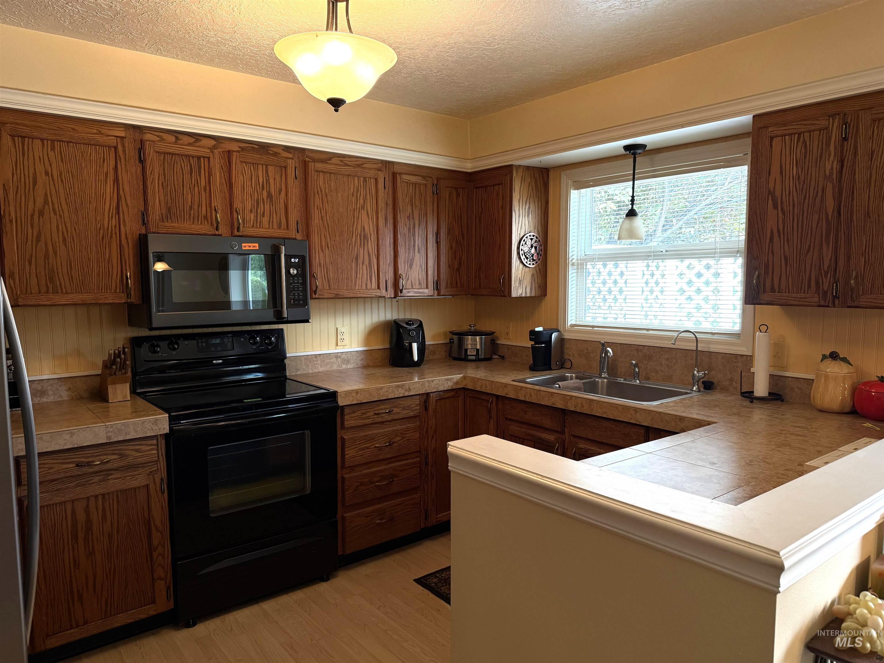 2561 Indian Trail, Twin Falls, Idaho 83301, 3 Bedrooms, 2 Bathrooms, Residential For Sale, Price $374,500,MLS 98993838