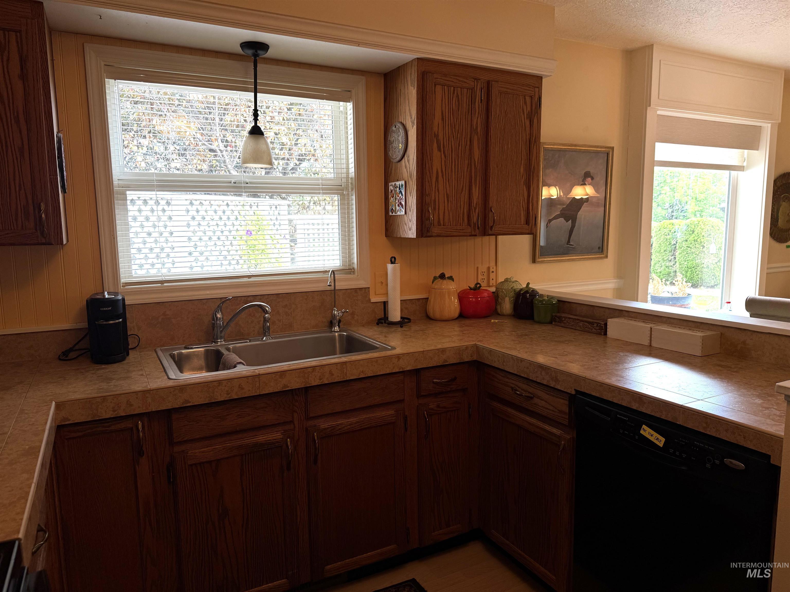 2561 Indian Trail, Twin Falls, Idaho 83301, 3 Bedrooms, 2 Bathrooms, Residential For Sale, Price $374,500,MLS 98993838