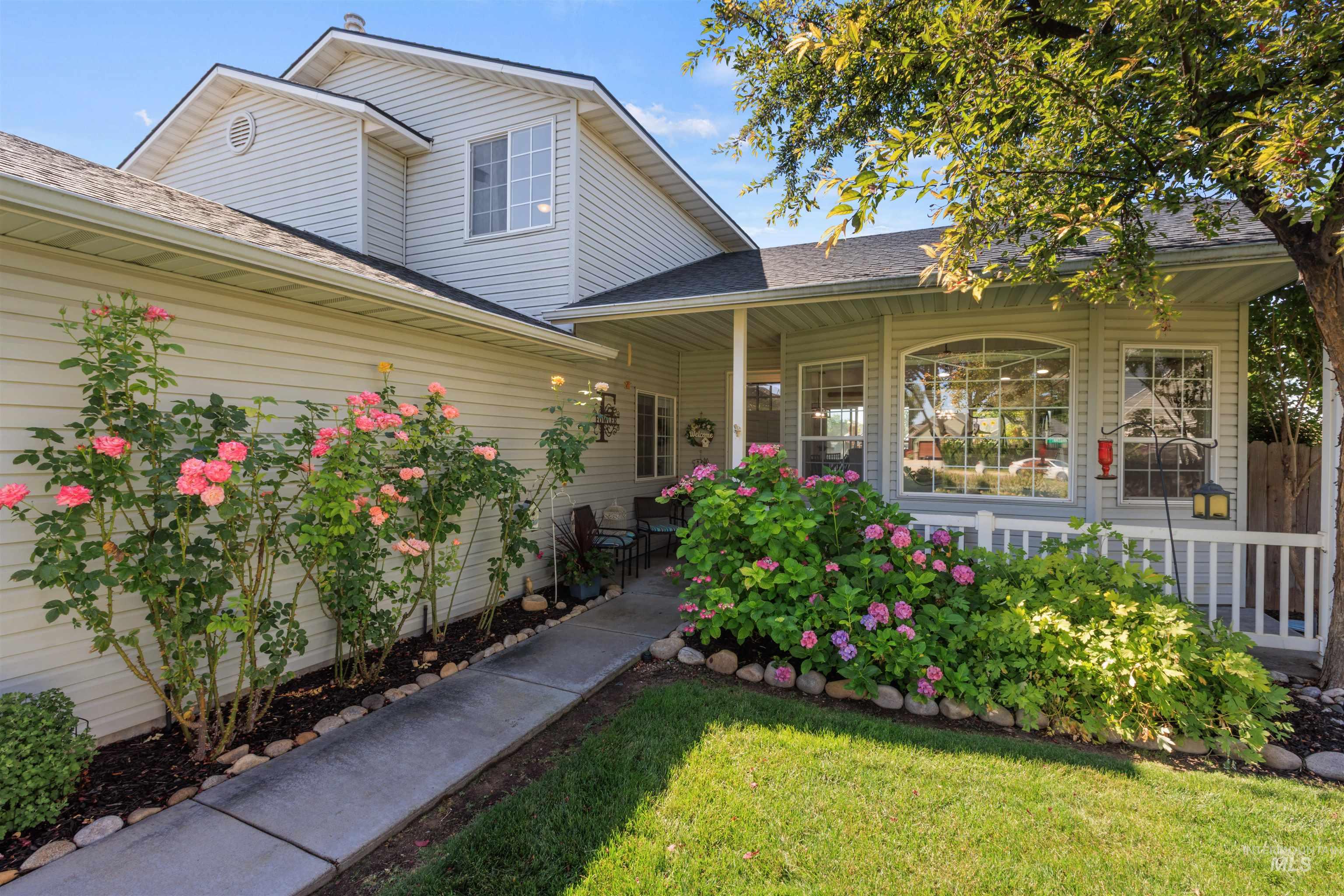 1827 W Lonesome Dove, Meridian, Idaho 83646, 4 Bedrooms, 3 Bathrooms, Residential For Sale, Price $574,900,MLS 98993840