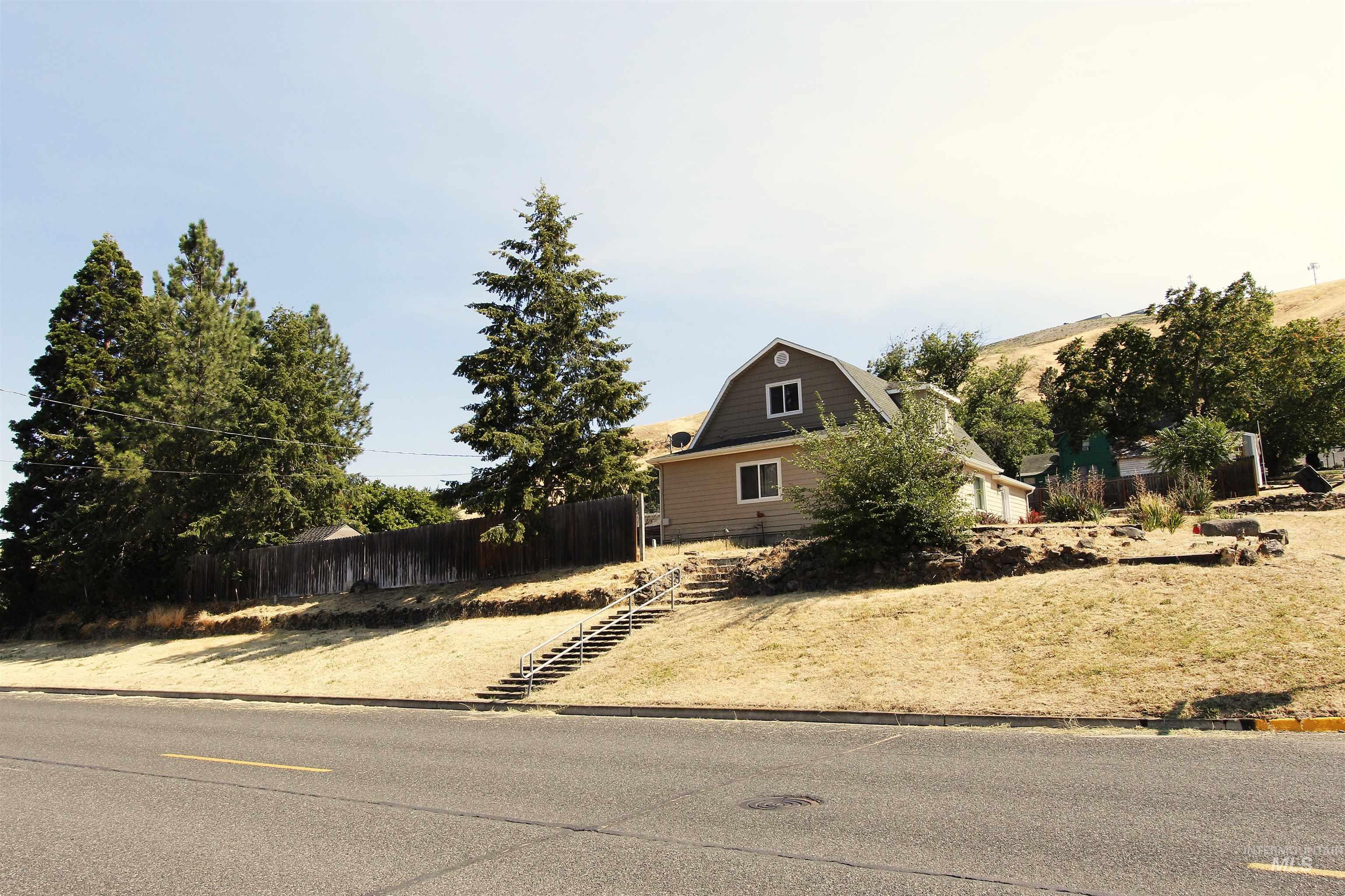 904 3rd St, Asotin, Washington 99403, 3 Bedrooms, 3 Bathrooms, Residential For Sale, Price $425,000,MLS 98993931