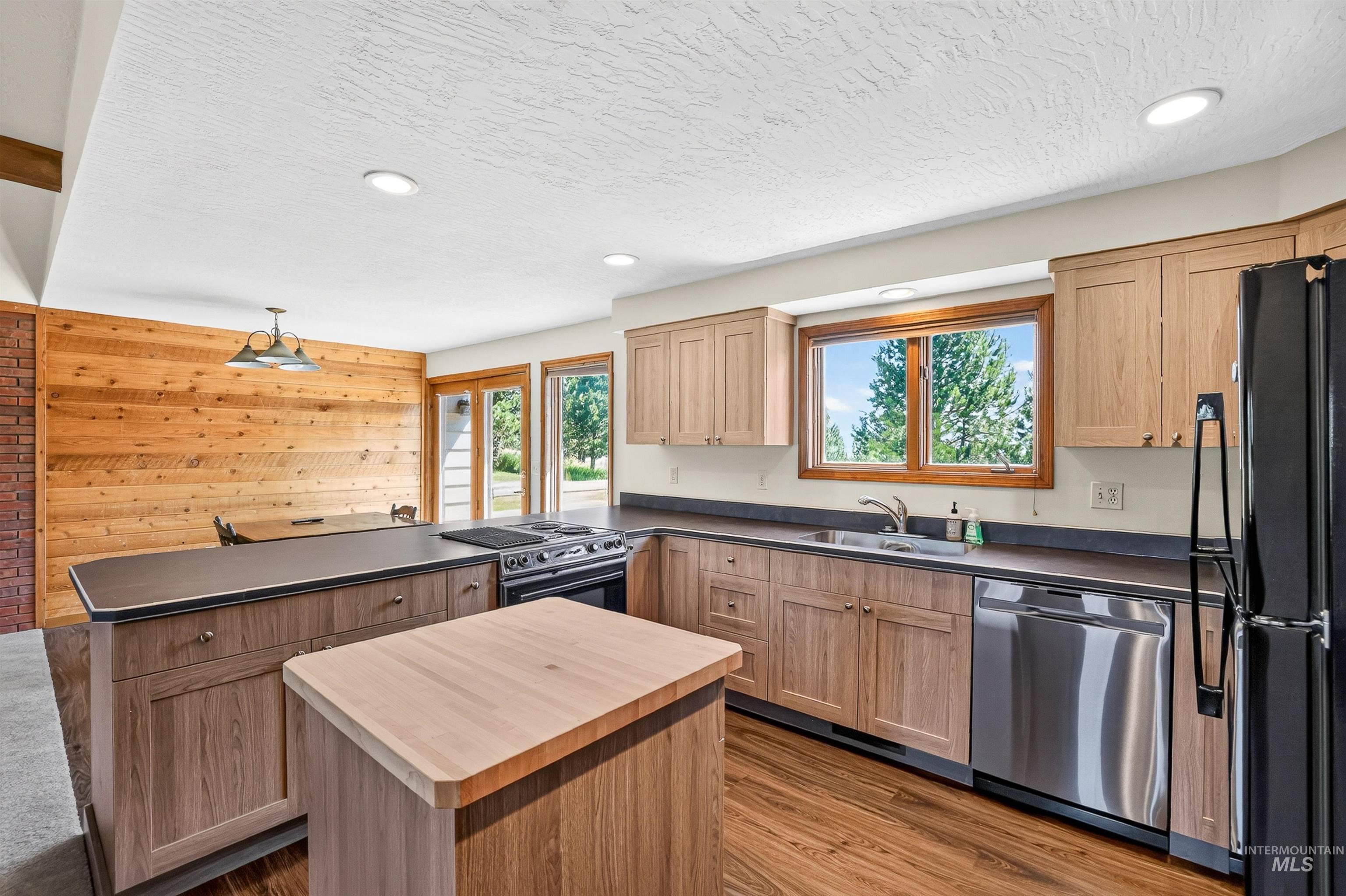 516 Skyline Dr, Cascade, Idaho 83611, 4 Bedrooms, 3 Bathrooms, Residential For Sale, Price $630,000,MLS 98994036