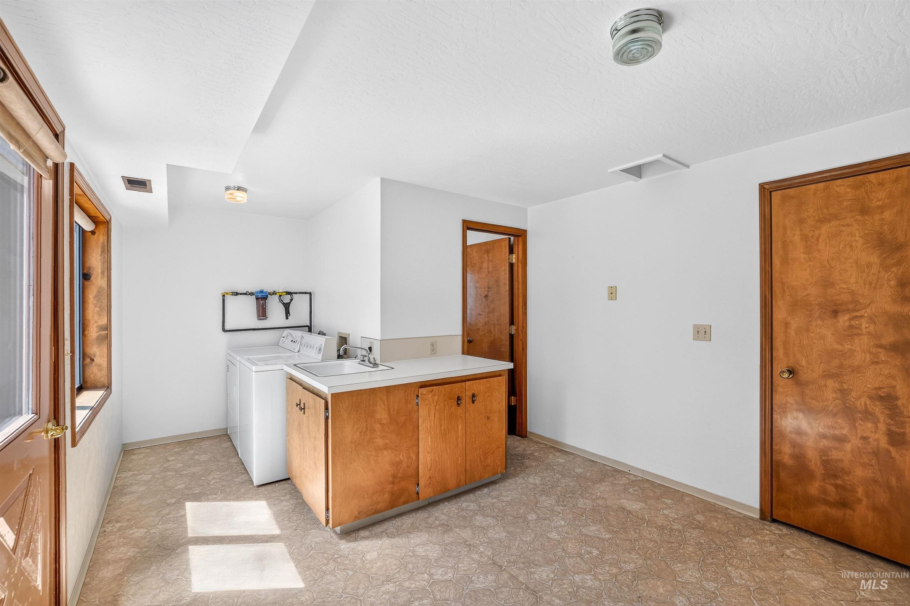 516 Skyline Dr, Cascade, Idaho 83611, 4 Bedrooms, 3 Bathrooms, Residential For Sale, Price $630,000,MLS 98994036