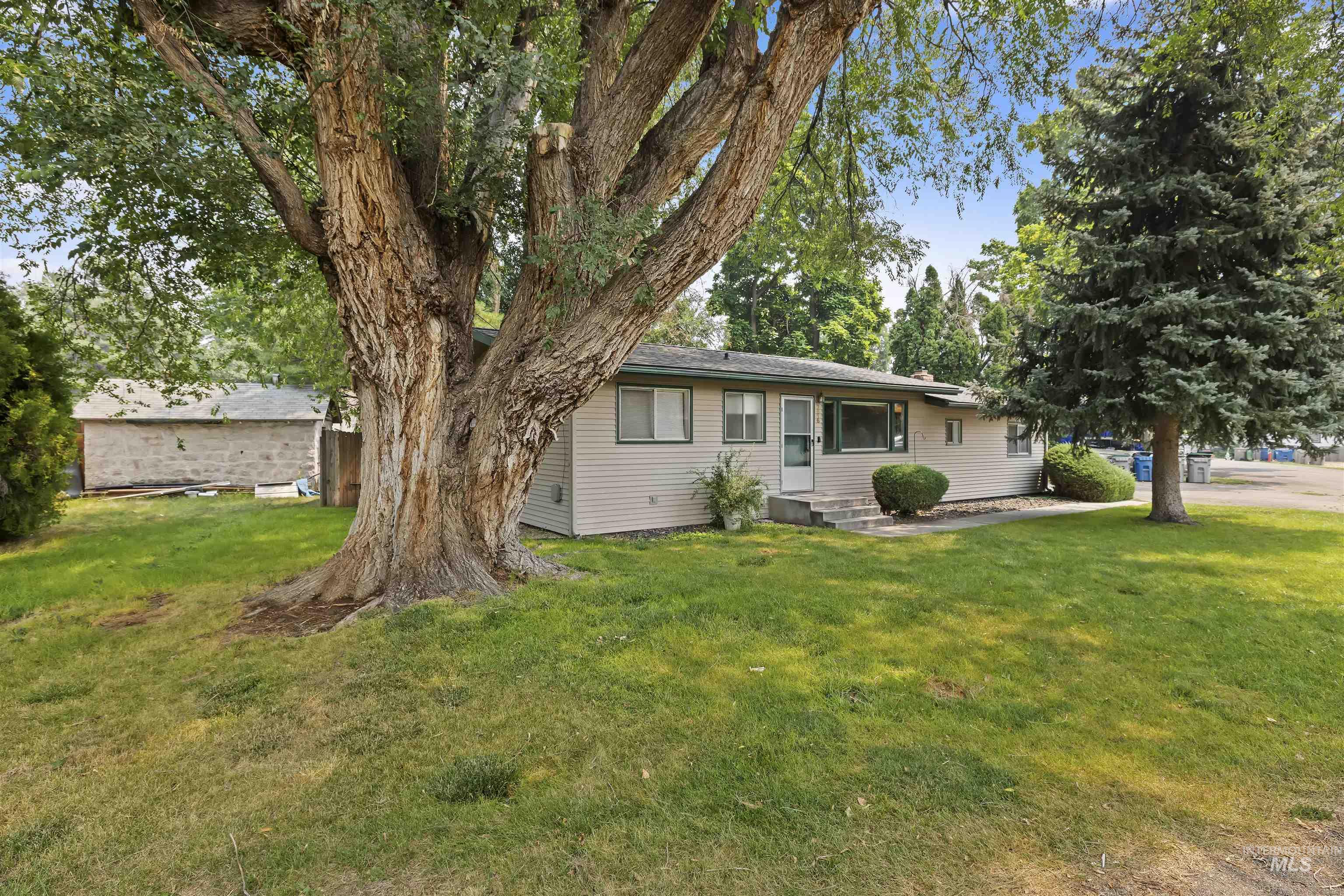 2816 N Innis, Boise, Idaho 83703, 3 Bedrooms, 2 Bathrooms, Residential For Sale, Price $499,000,MLS 98994046