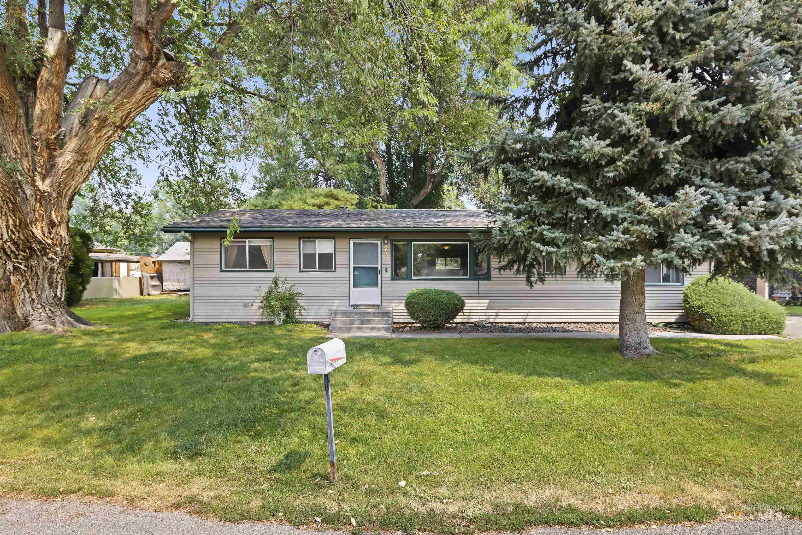 2816 N Innis, Boise, Idaho 83703, 3 Bedrooms, 2 Bathrooms, Residential For Sale, Price $499,000,MLS 98994046