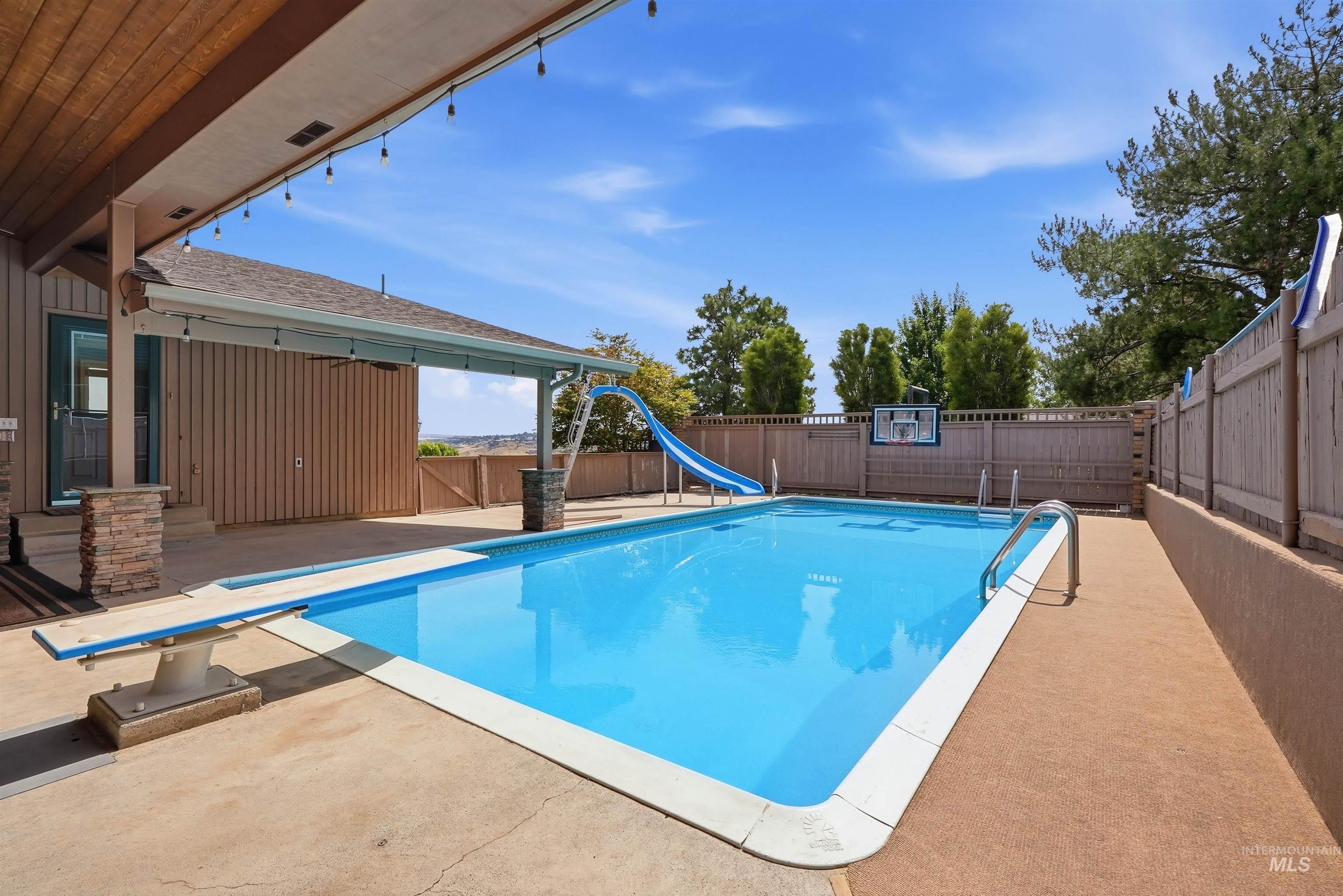 2624 Grandview Drive, Clarkston, Washington 99403, 4 Bedrooms, 3 Bathrooms, Residential For Sale, Price $849,000,MLS 98994083