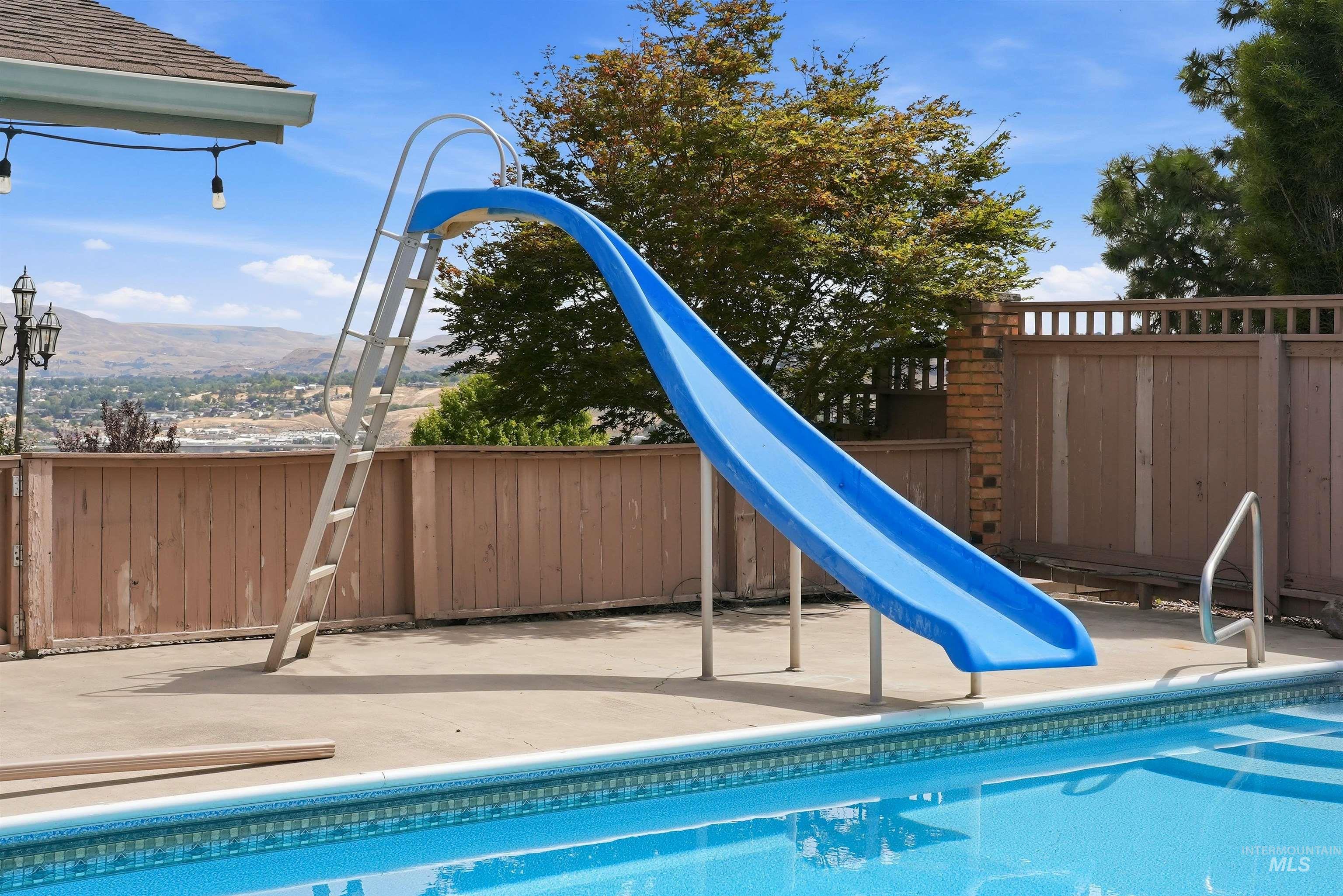 2624 Grandview Drive, Clarkston, Washington 99403, 4 Bedrooms, 3 Bathrooms, Residential For Sale, Price $849,000,MLS 98994083