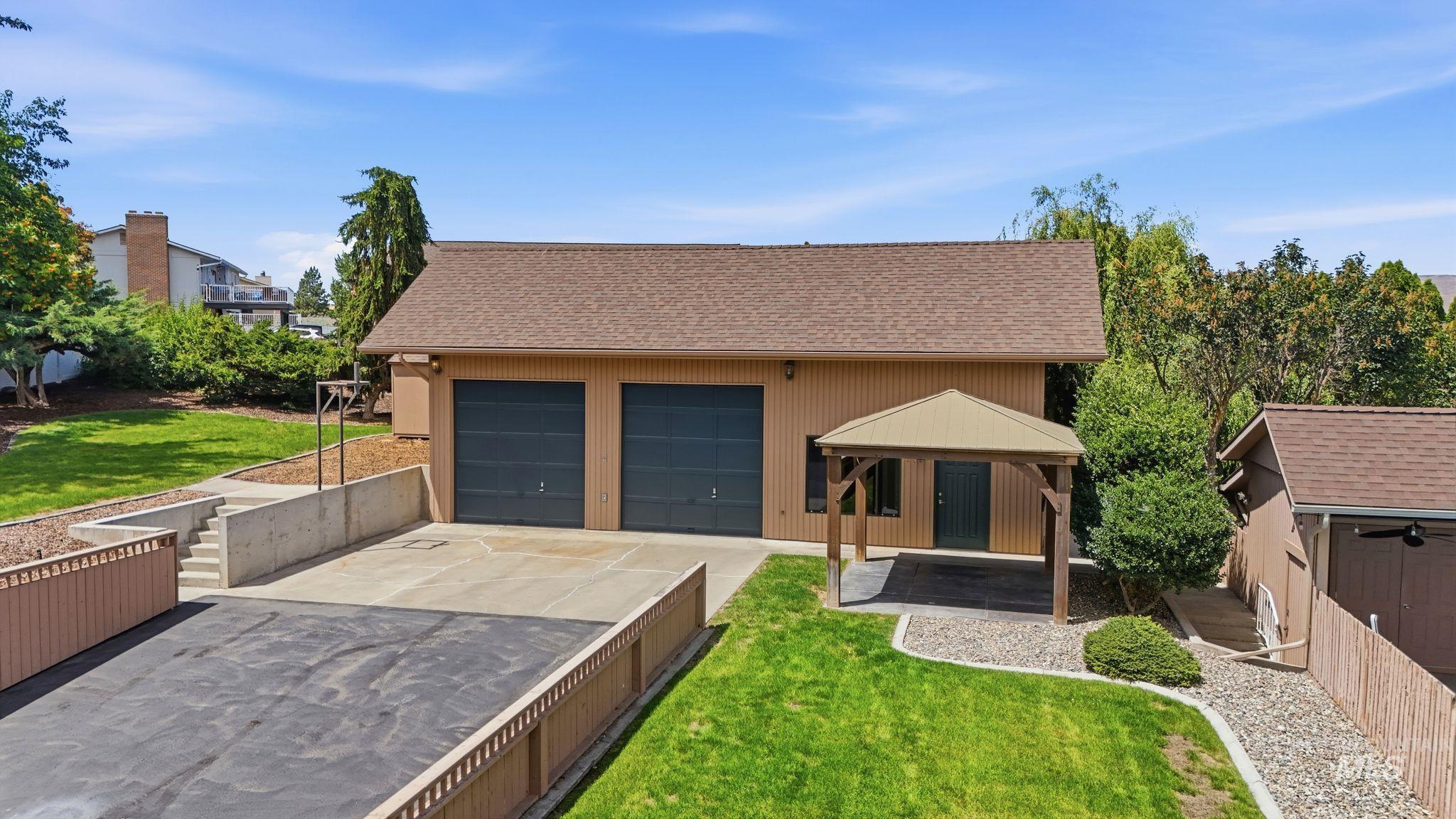 2624 Grandview Drive, Clarkston, Washington 99403, 4 Bedrooms, 3 Bathrooms, Residential For Sale, Price $849,000,MLS 98994083