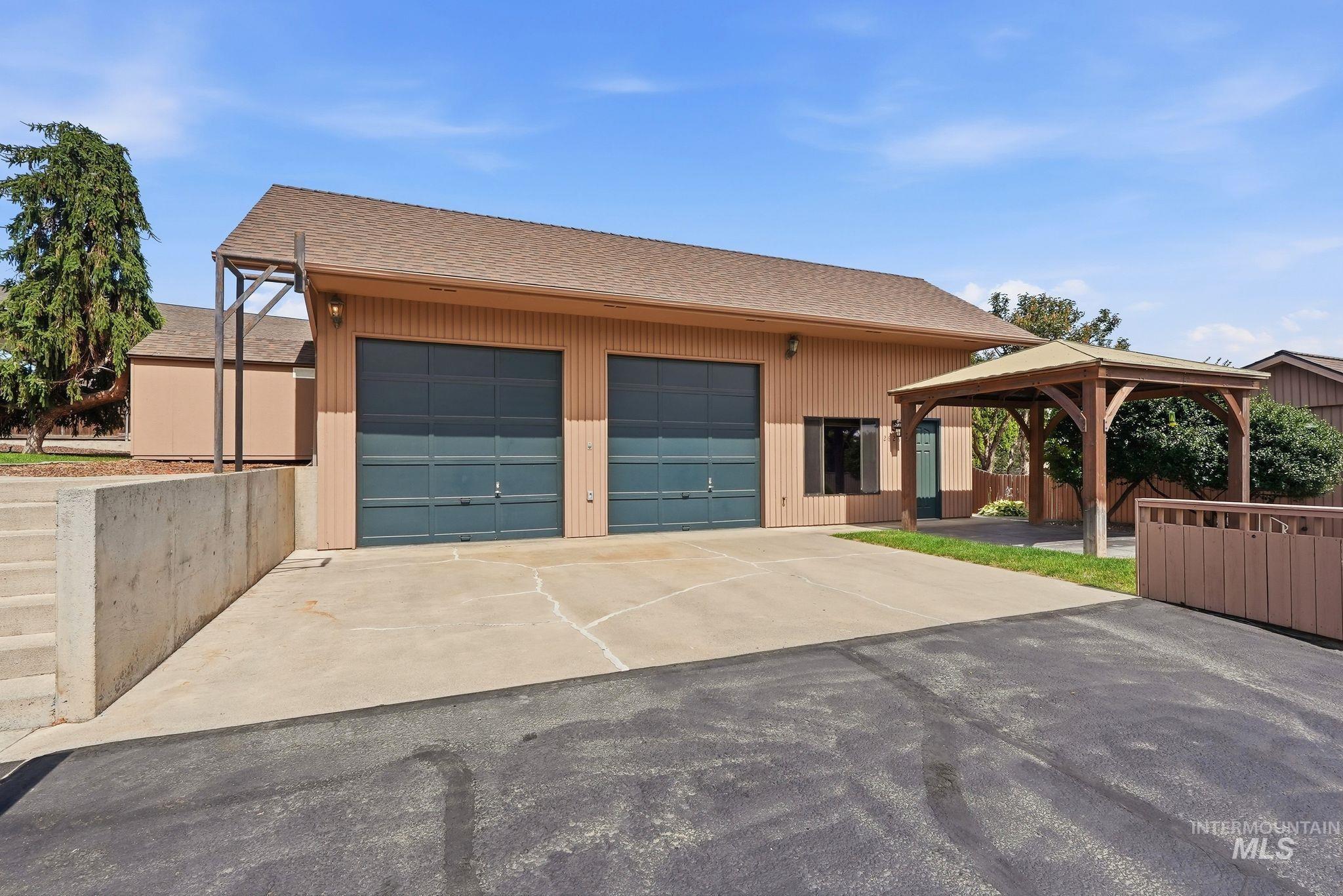 2624 Grandview Drive, Clarkston, Washington 99403, 4 Bedrooms, 3 Bathrooms, Residential For Sale, Price $849,000,MLS 98994083