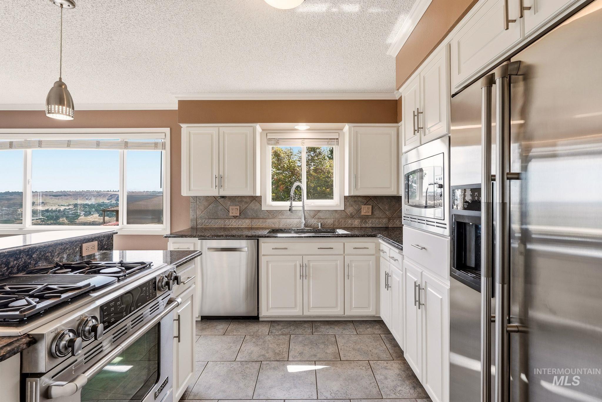 2624 Grandview Drive, Clarkston, Washington 99403, 4 Bedrooms, 3 Bathrooms, Residential For Sale, Price $849,000,MLS 98994083