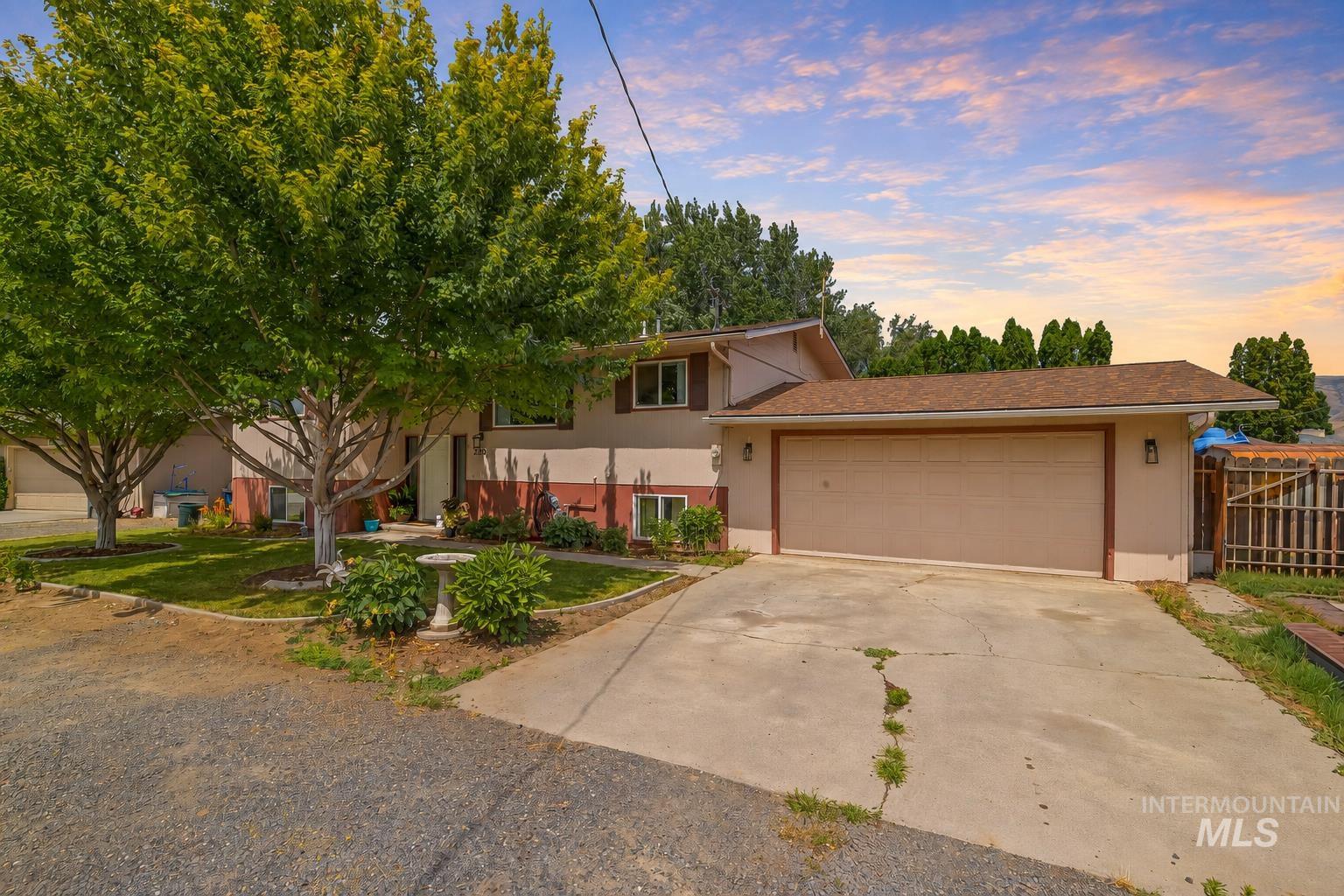 2390 Rolling Hills Dr, Clarkston, Washington 99403, 5 Bedrooms, 2 Bathrooms, Residential For Sale, Price $415,000,MLS 98994088