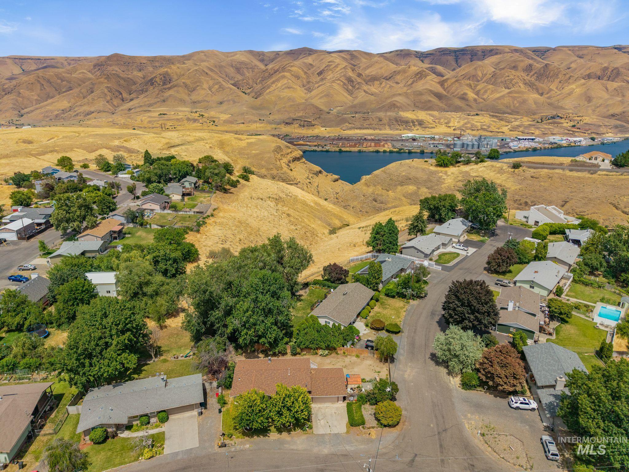 2390 Rolling Hills Dr, Clarkston, Washington 99403, 5 Bedrooms, 2 Bathrooms, Residential For Sale, Price $415,000,MLS 98994088