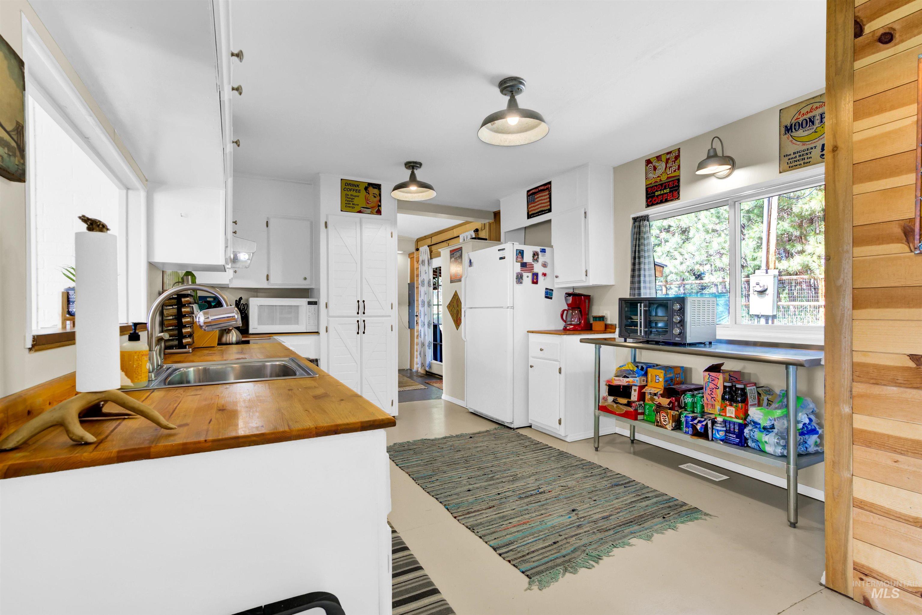 191 Bear Wallow, Cascade, Idaho 83611, 3 Bedrooms, 2 Bathrooms, Residential For Sale, Price $454,900,MLS 98994097