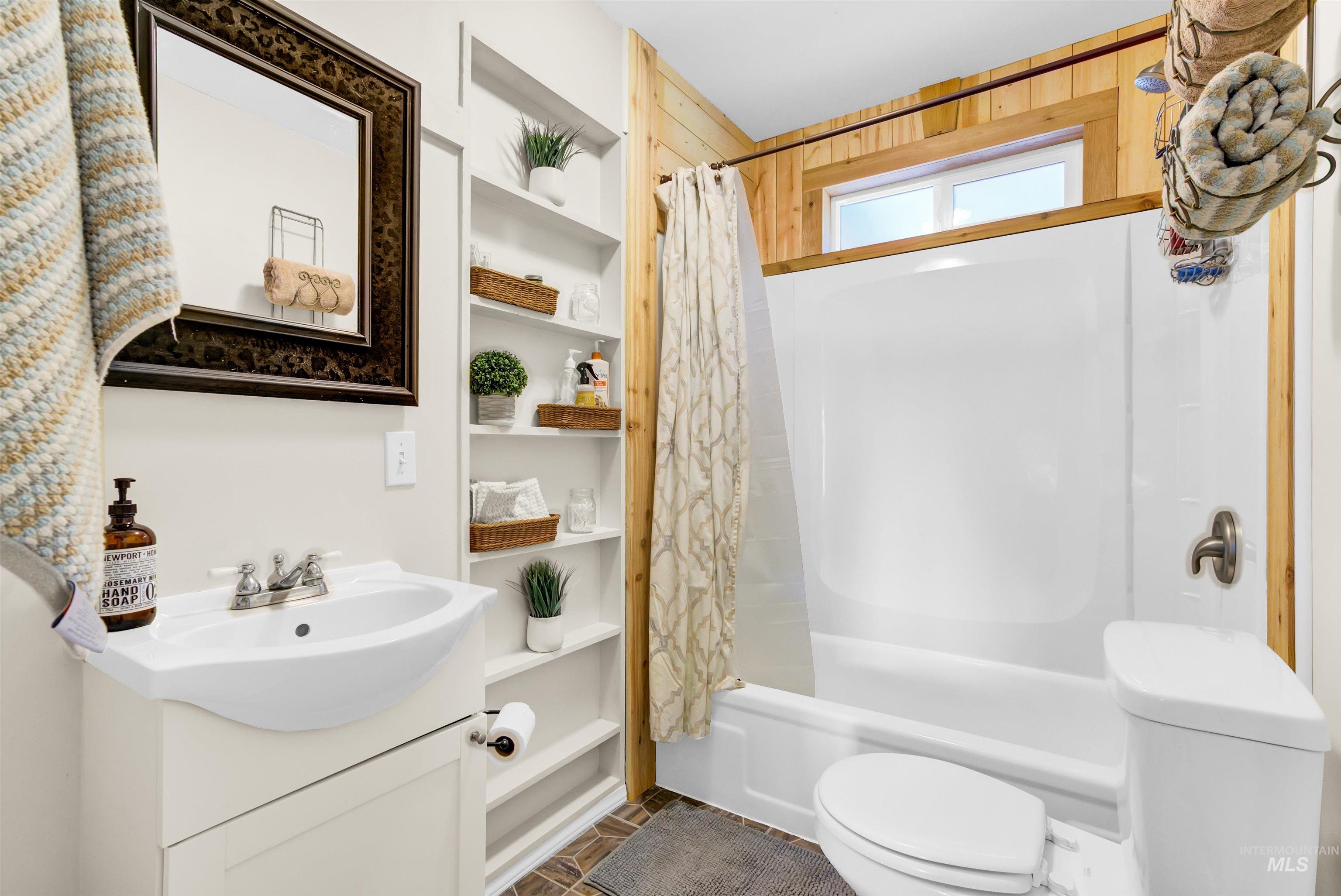191 Bear Wallow, Cascade, Idaho 83611, 3 Bedrooms, 2 Bathrooms, Residential For Sale, Price $454,900,MLS 98994097