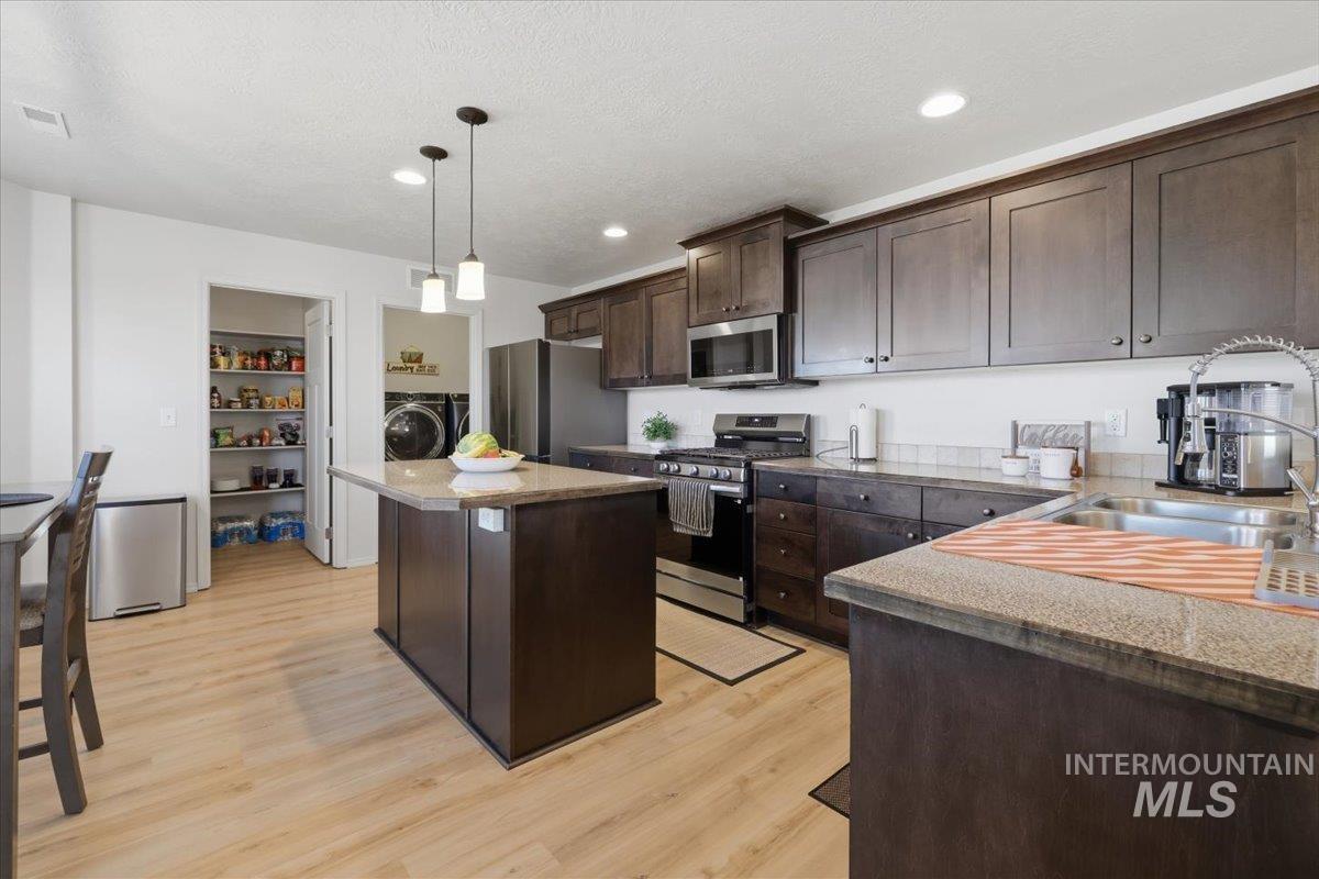 11715 Jump Creek Dr, Caldwell, Idaho 83605, 3 Bedrooms, 2.5 Bathrooms, Residential For Sale, Price $446,900,MLS 98994108