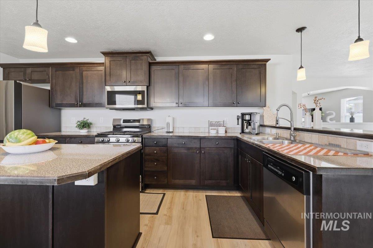 11715 Jump Creek Dr, Caldwell, Idaho 83605, 3 Bedrooms, 2.5 Bathrooms, Residential For Sale, Price $446,900,MLS 98994108