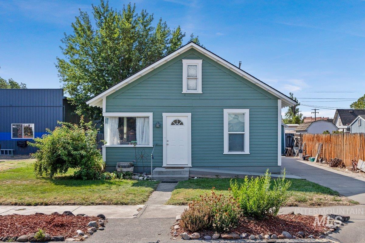 23 E 2nd Ave, Glenns Ferry, Idaho 83623, 3 Bedrooms, 1 Bathroom, Residential For Sale, Price $239,500,MLS 98994131