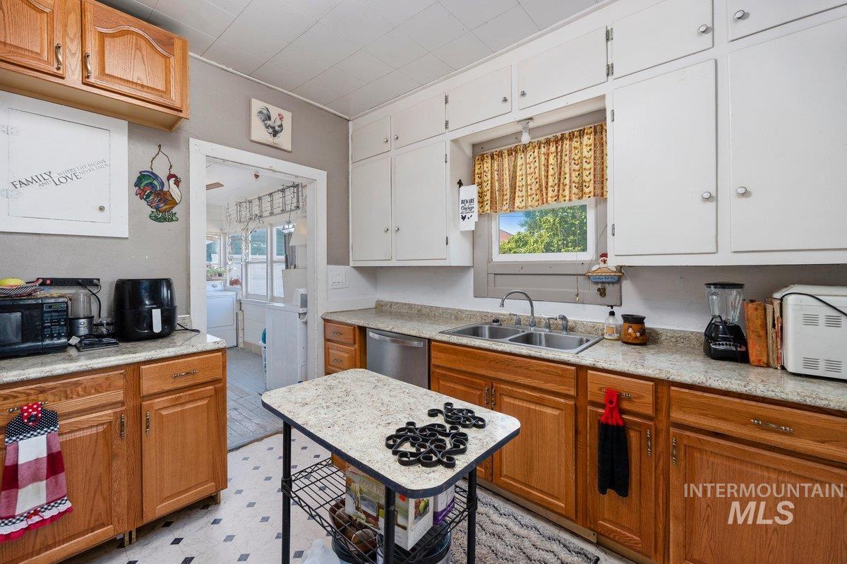 23 E 2nd Ave, Glenns Ferry, Idaho 83623, 3 Bedrooms, 1 Bathroom, Residential For Sale, Price $239,500,MLS 98994131
