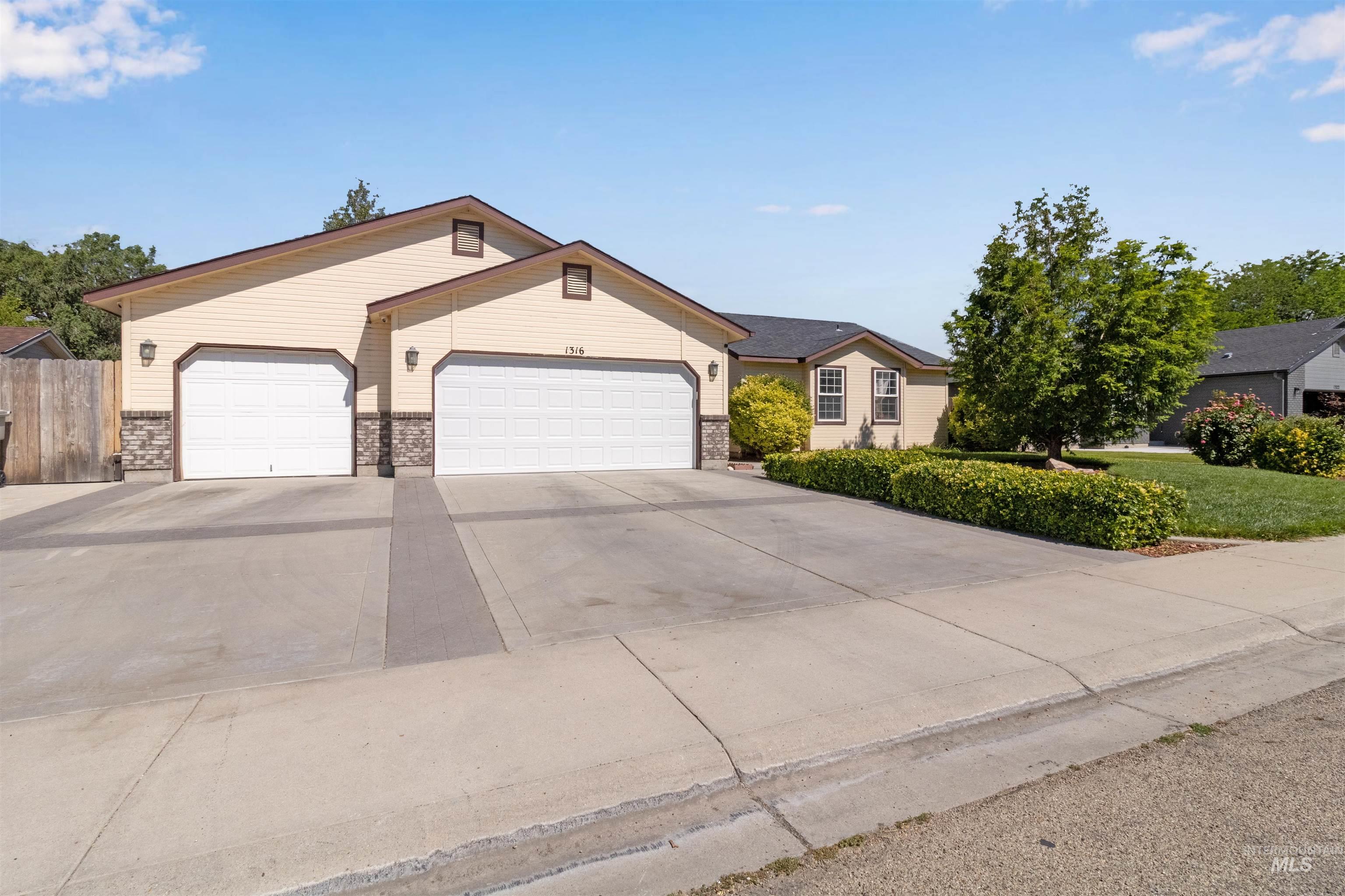 1316 Willow Creek Dr, Nampa, Idaho 83686, 4 Bedrooms, 2 Bathrooms, Residential For Sale, Price $410,000,MLS 98994197