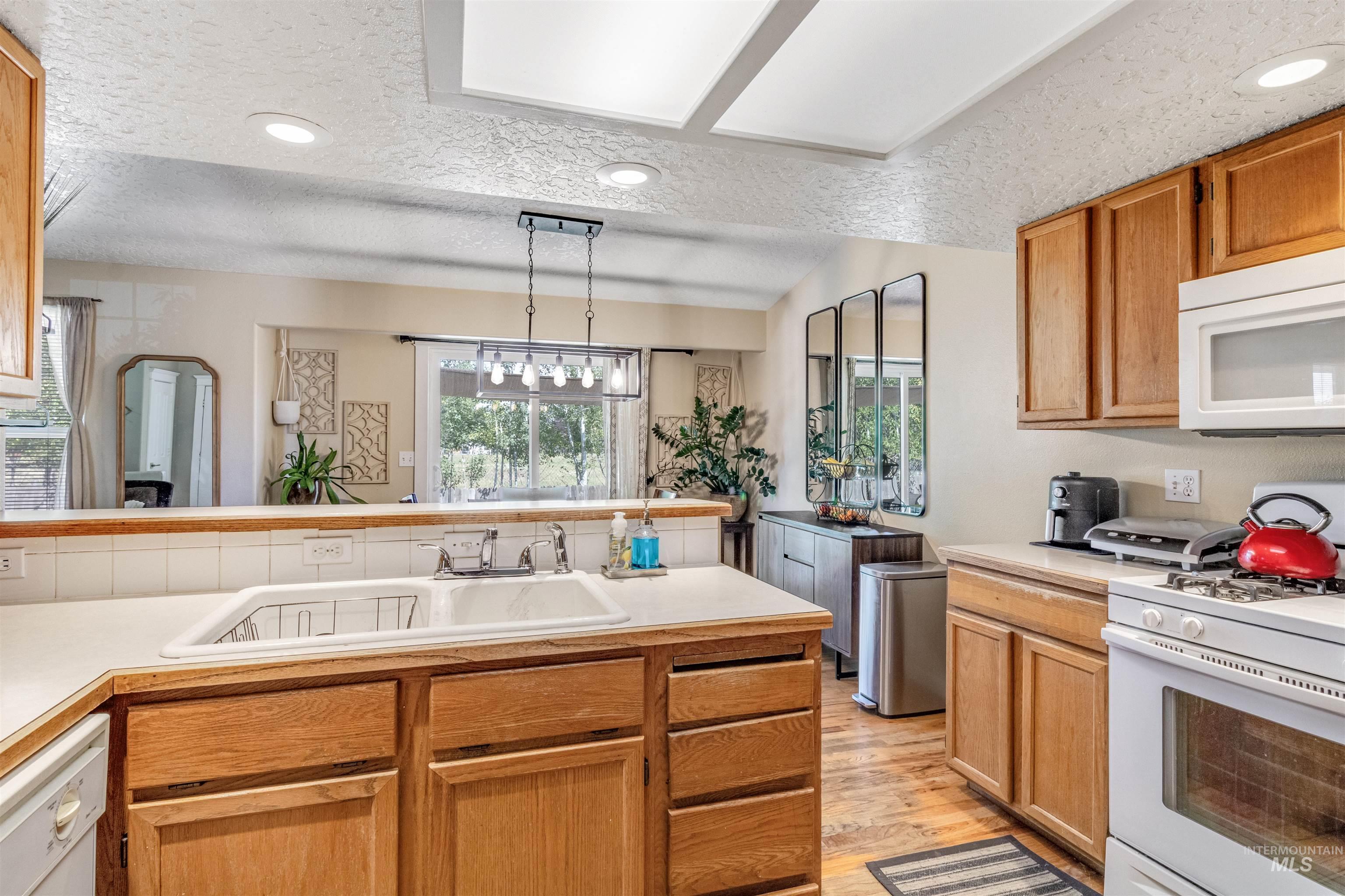 1316 Willow Creek Dr, Nampa, Idaho 83686, 4 Bedrooms, 2 Bathrooms, Residential For Sale, Price $410,000,MLS 98994197