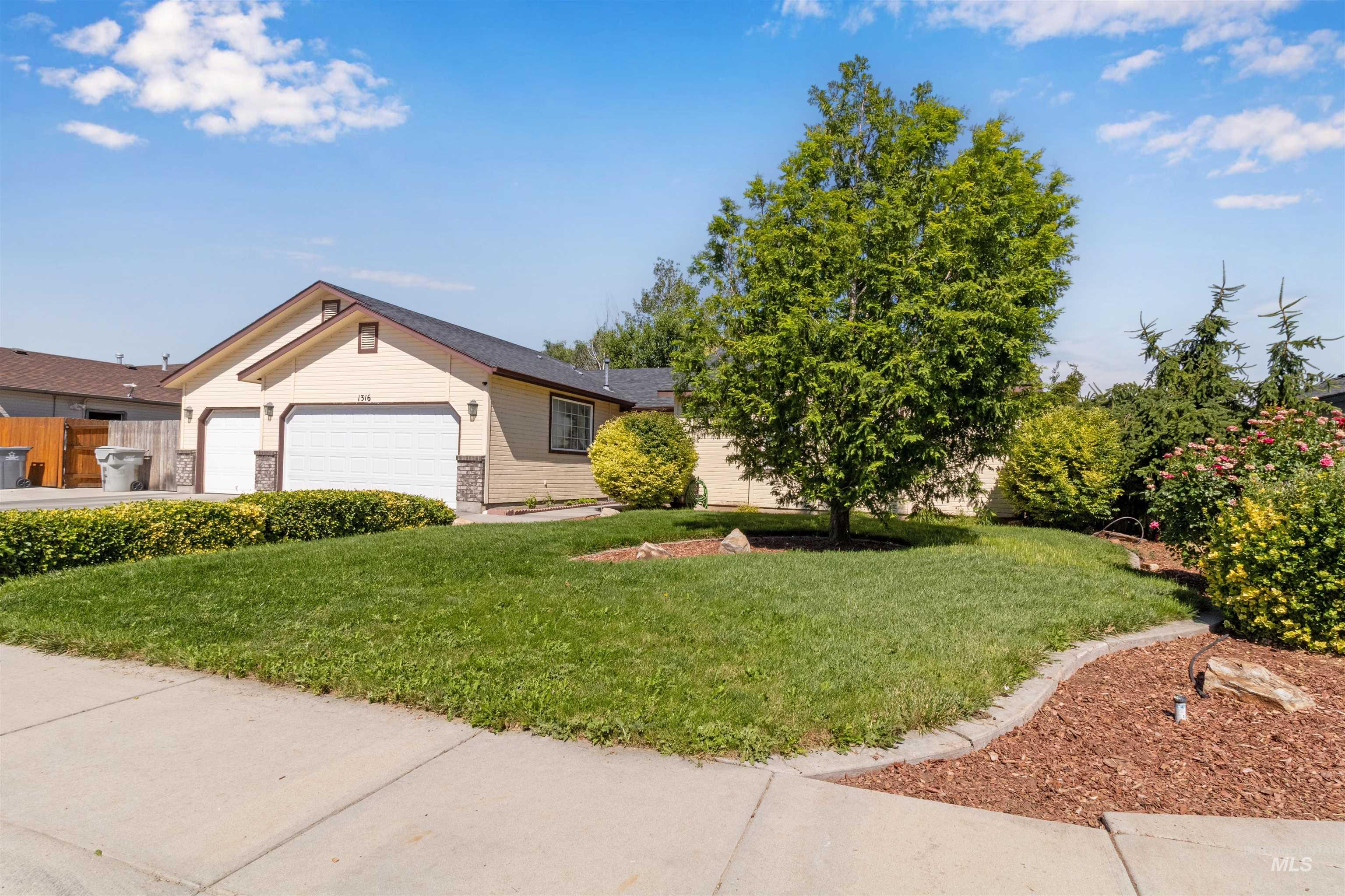 1316 Willow Creek Dr, Nampa, Idaho 83686, 4 Bedrooms, 2 Bathrooms, Residential For Sale, Price $410,000,MLS 98994197