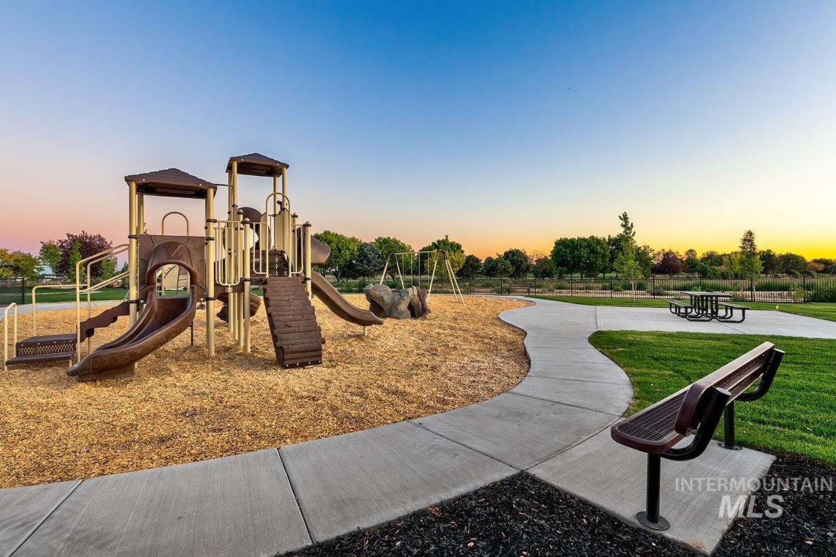 3689 S Cedarhurst Lane, Meridian, Idaho 83642, 3 Bedrooms, 2 Bathrooms, Residential For Sale, Price $515,800,MLS 98994203