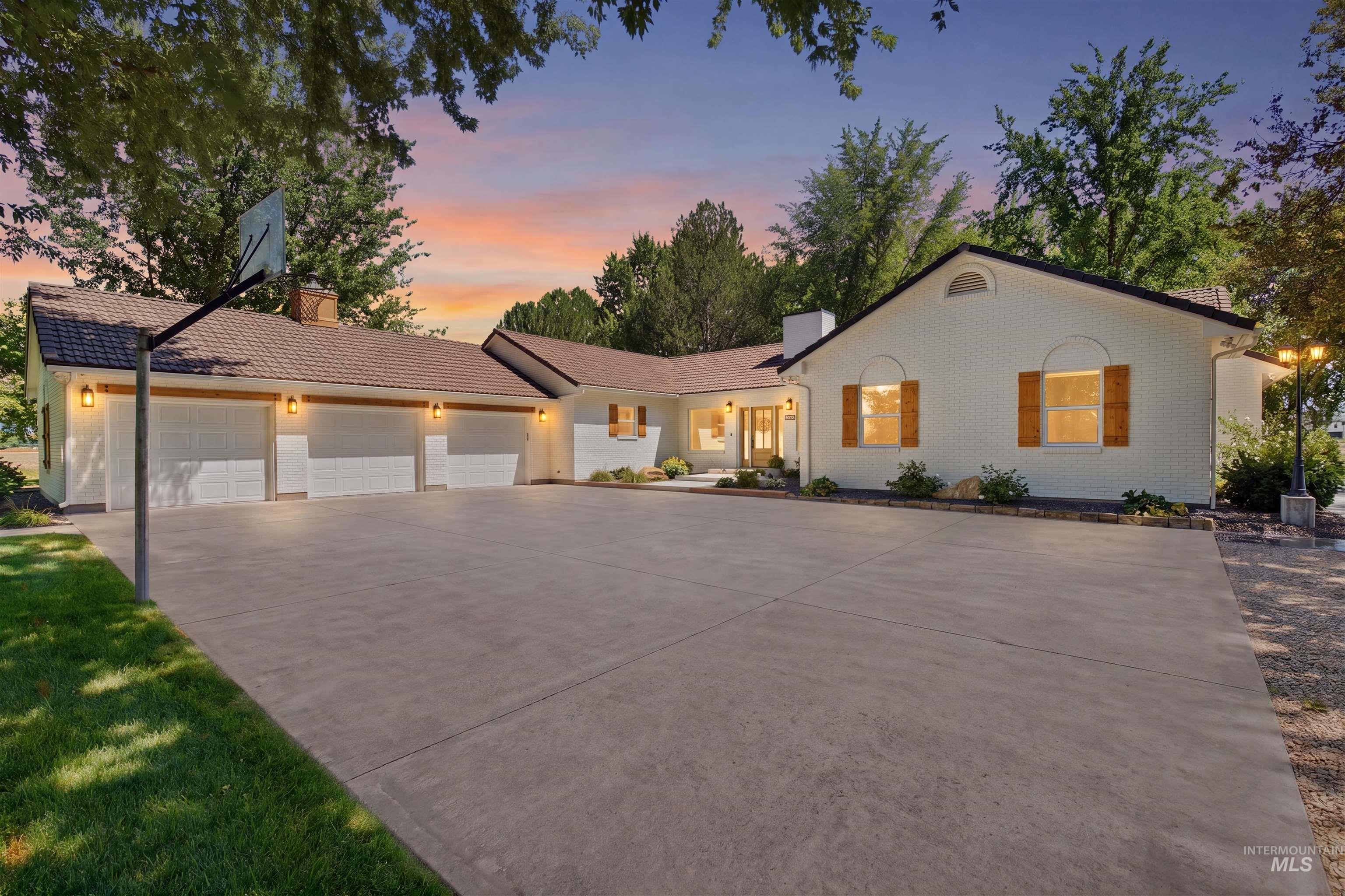 21420 Lakehaven Ln, Star, Idaho 83669, 4 Bedrooms, 3 Bathrooms, Residential For Sale, Price $1,699,990,MLS 98994264