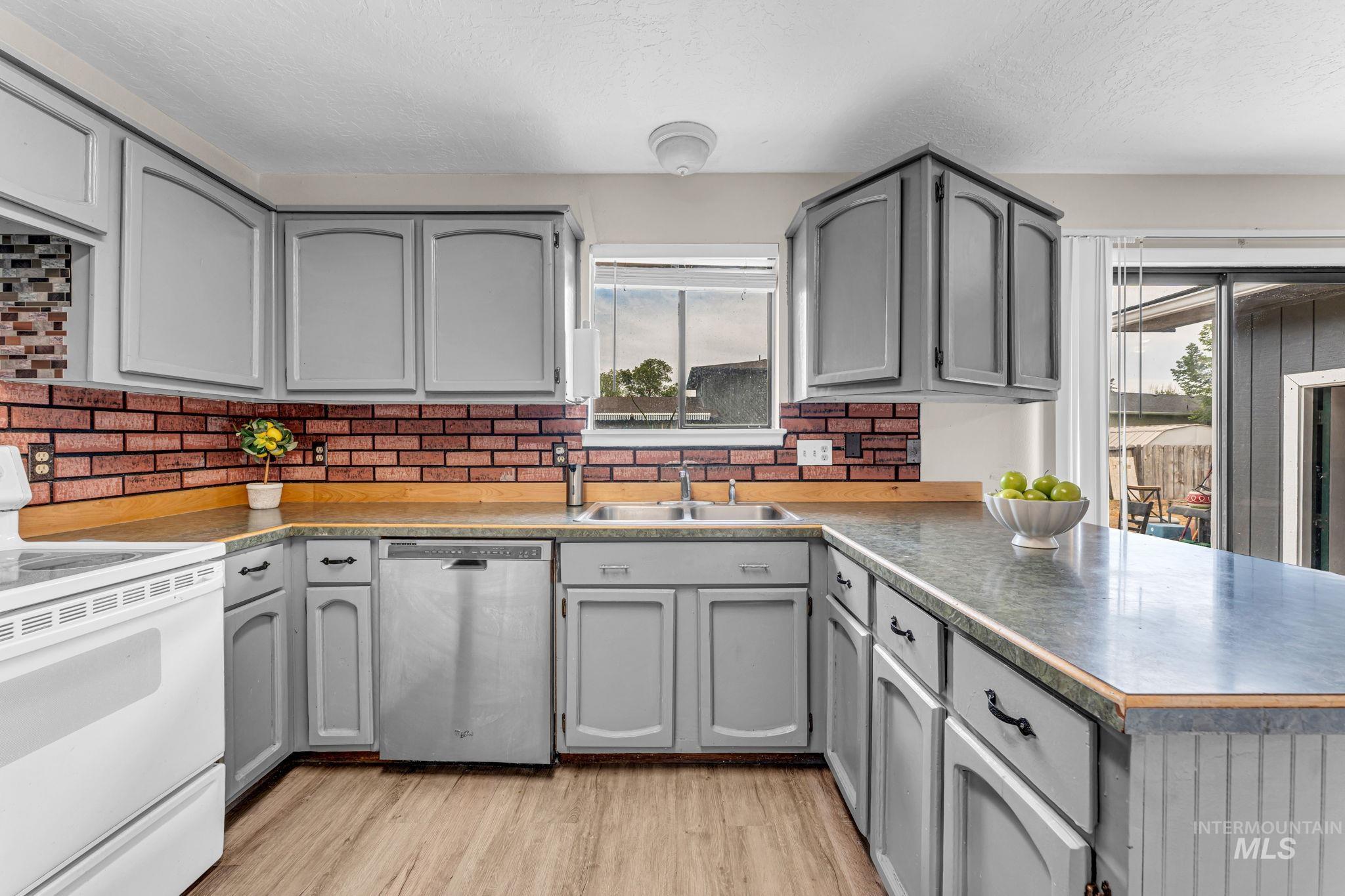 850 Rosewood dr., Twin Falls, Idaho 83301, 4 Bedrooms, 3 Bathrooms, Residential For Sale, Price $365,000,MLS 98994277