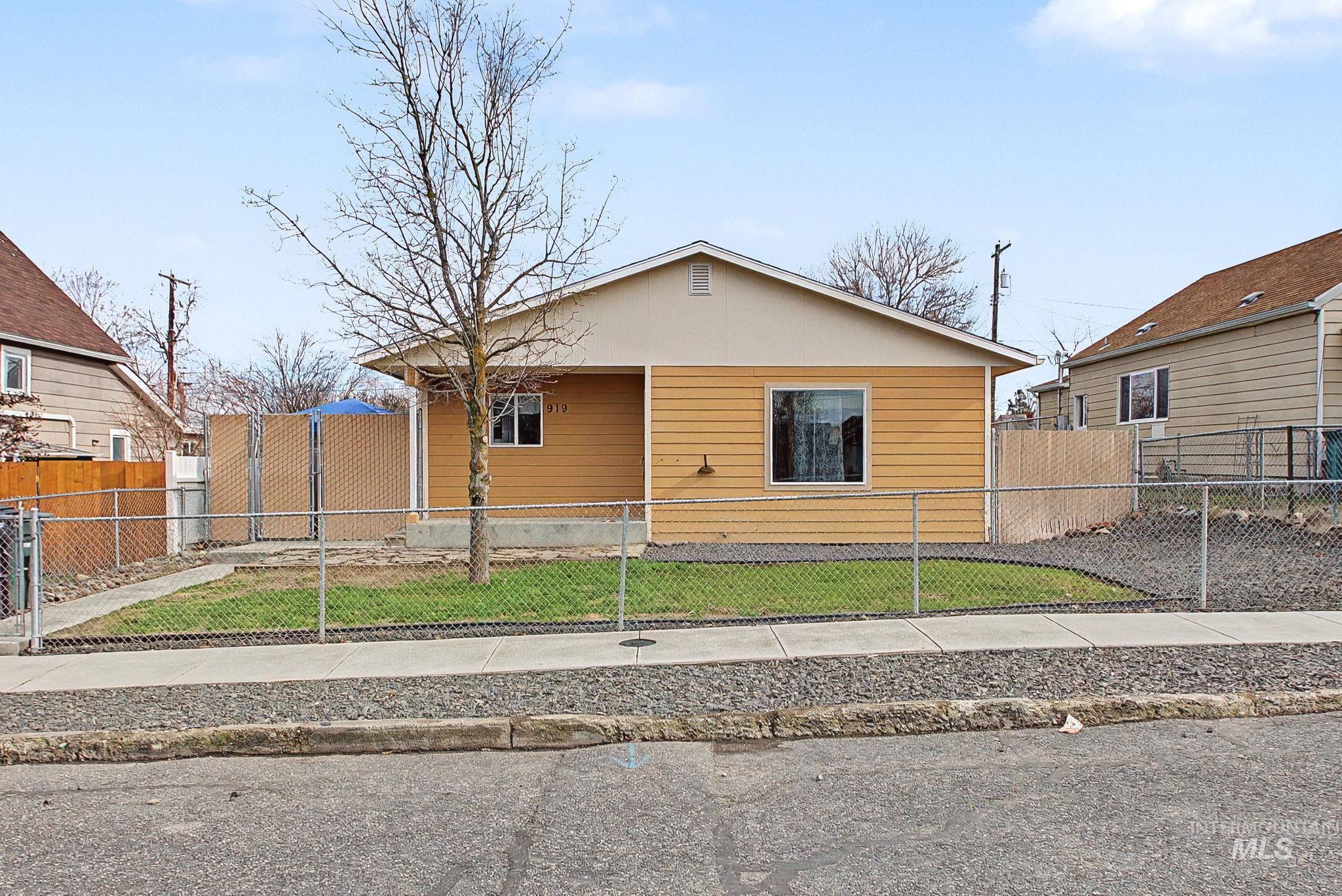 919 9th Street, Clarkston, Washington 99403, 3 Bedrooms, 2 Bathrooms, Residential For Sale, Price $289,000,MLS 98994287
