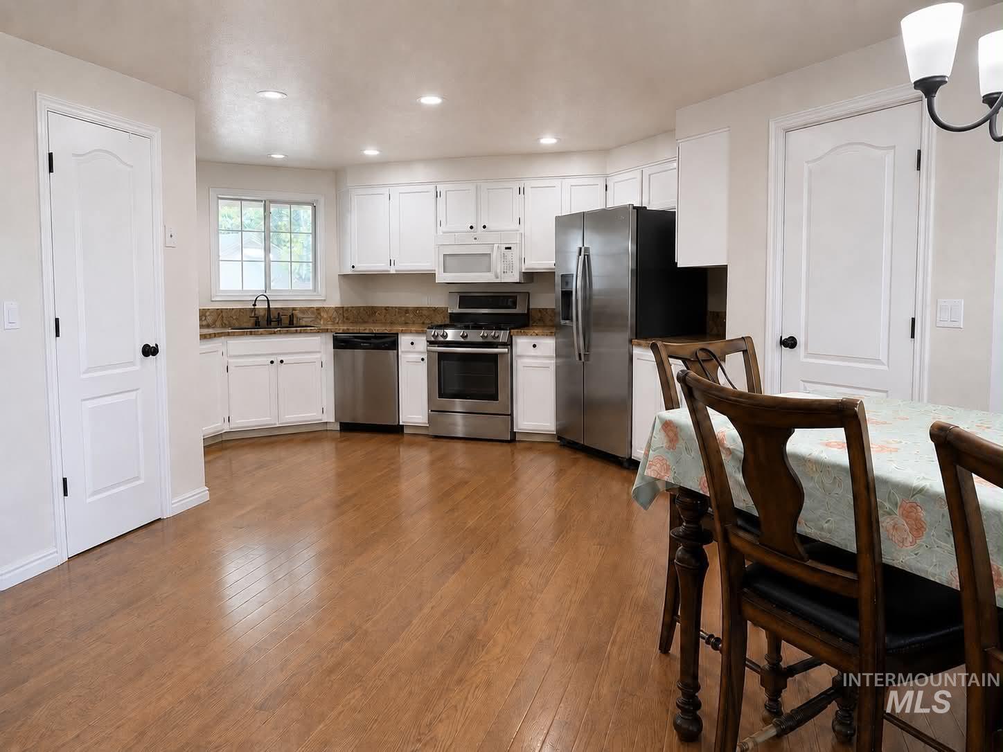 1988 W Kingswood Ct, Meridian, Idaho 83646, 4 Bedrooms, 3.5 Bathrooms, Residential For Sale, Price $514,999,MLS 98994357