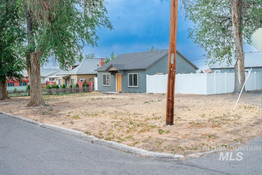 504 8th Ave. N, Buhl, Idaho 83316, 2 Bedrooms, 1 Bathroom, Residential For Sale, Price $236,000,MLS 98994398