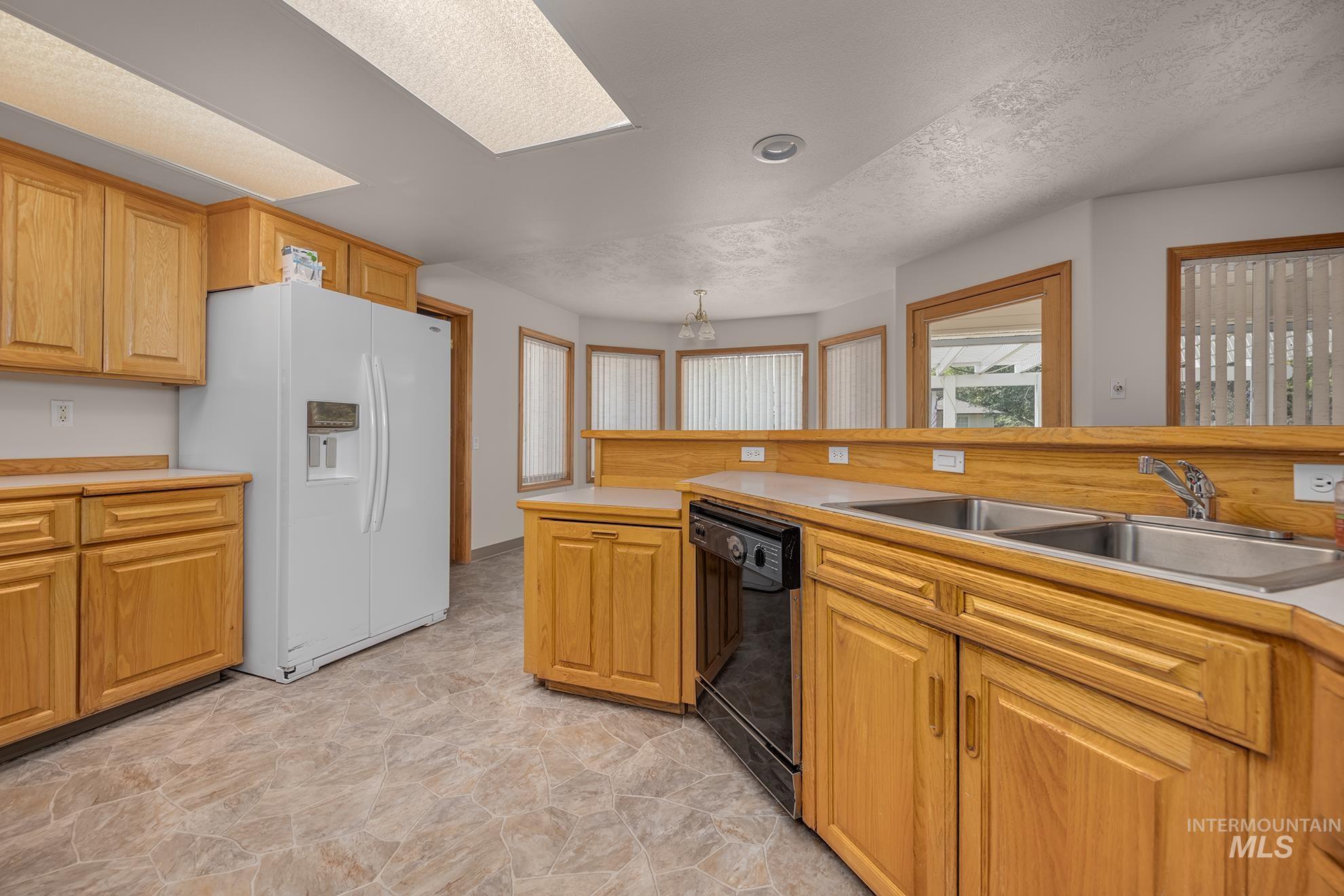 71 SW 18th St., Ontario, Oregon 97914, 3 Bedrooms, 2.5 Bathrooms, Residential For Sale, Price $460,000,MLS 98994469