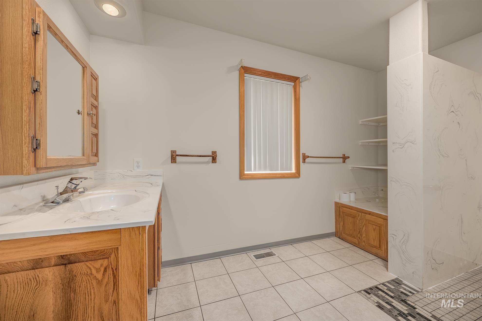 71 SW 18th St., Ontario, Oregon 97914, 3 Bedrooms, 2.5 Bathrooms, Residential For Sale, Price $460,000,MLS 98994469