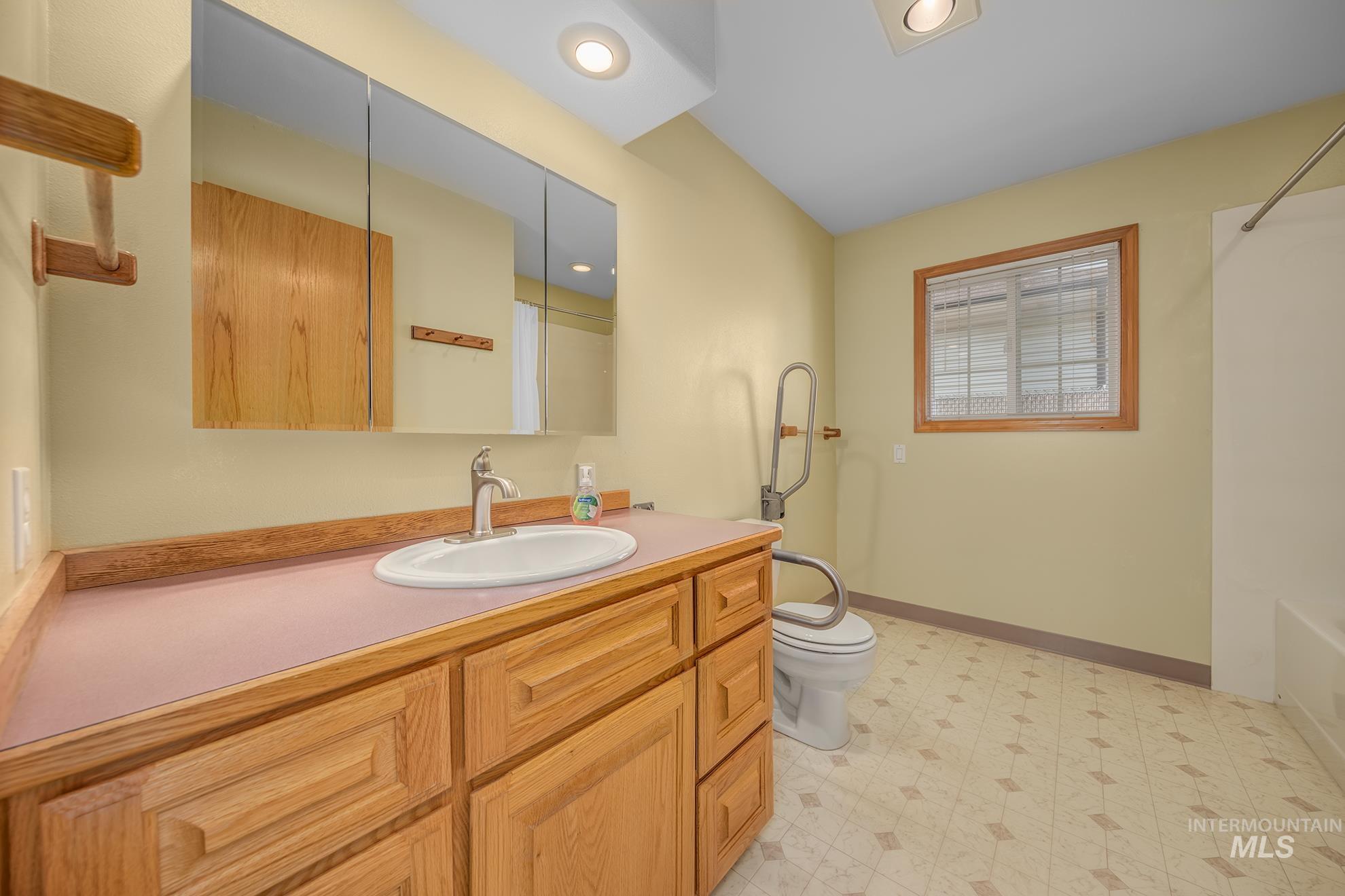 71 SW 18th St., Ontario, Oregon 97914, 3 Bedrooms, 2.5 Bathrooms, Residential For Sale, Price $460,000,MLS 98994469