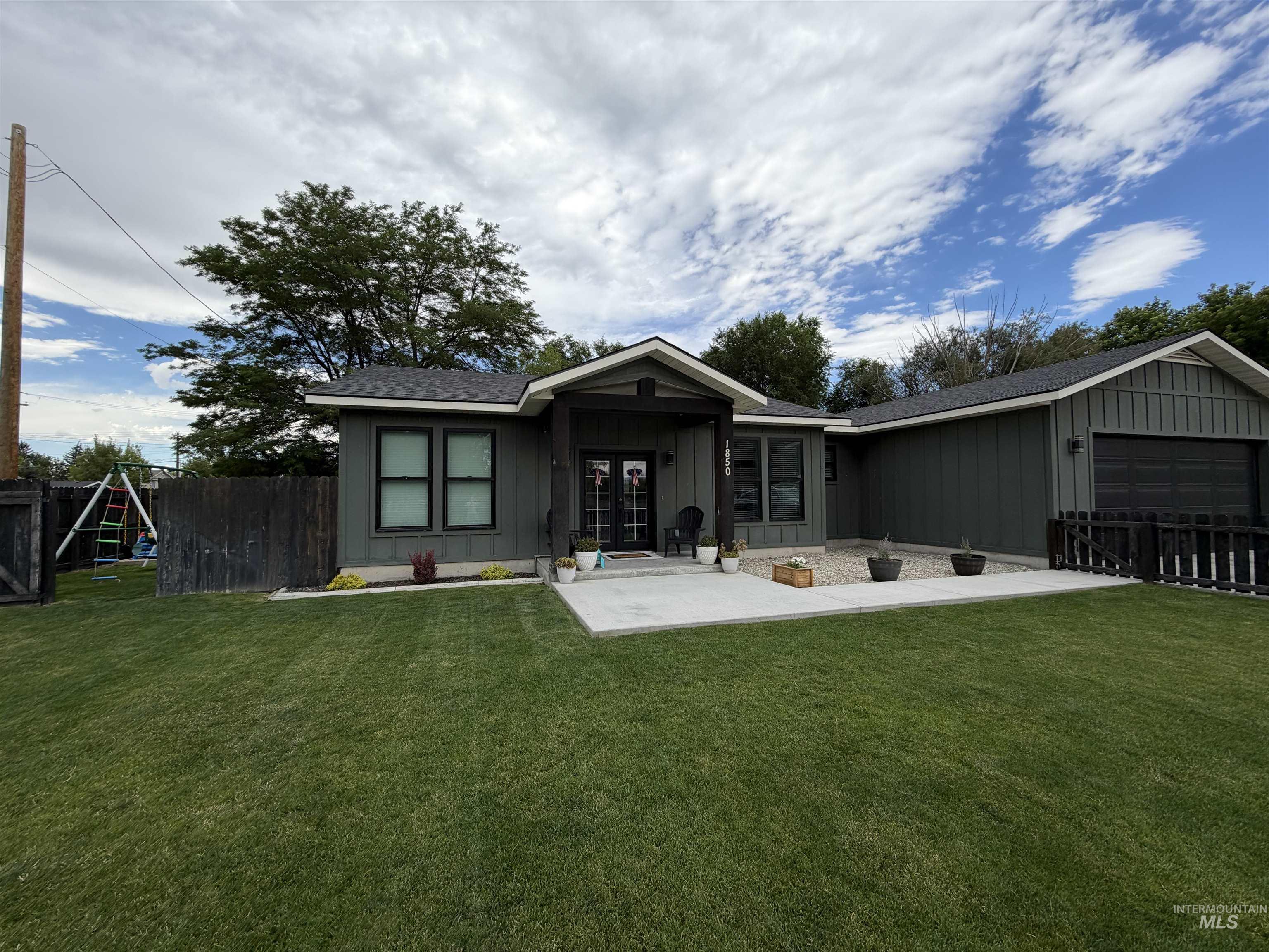 1805 20th Street, Heyburn, Idaho 83336, 3 Bedrooms, 2 Bathrooms, Residential For Sale, Price $405,000,MLS 98994479