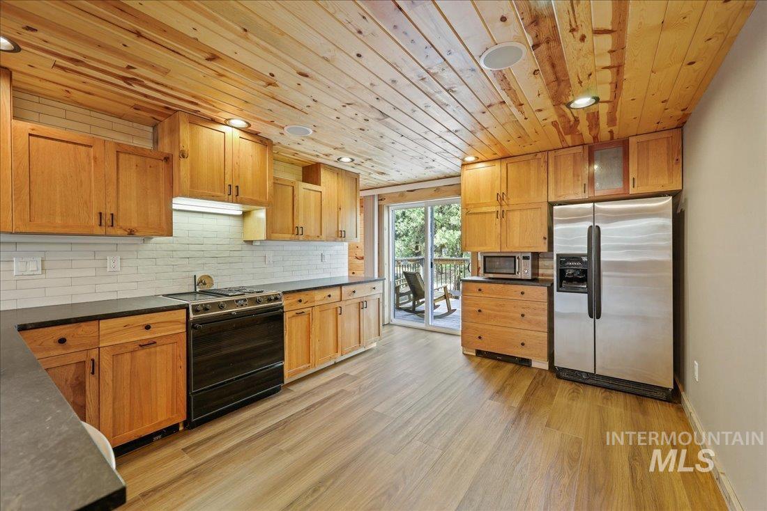 14 Melonie Loop, Cascade, Idaho 83611, 3 Bedrooms, 2 Bathrooms, Residential For Sale, Price $499,999,MLS 98994483