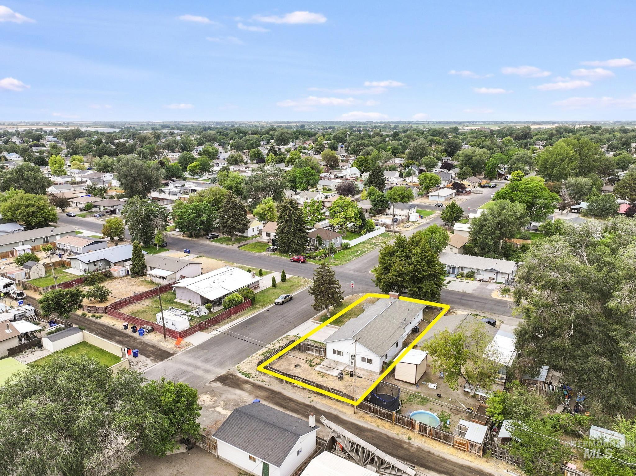 305 Borah Avenue, Twin Falls, Idaho 83301, 3 Bedrooms, 2 Bathrooms, Residential For Sale, Price $319,000,MLS 98994485