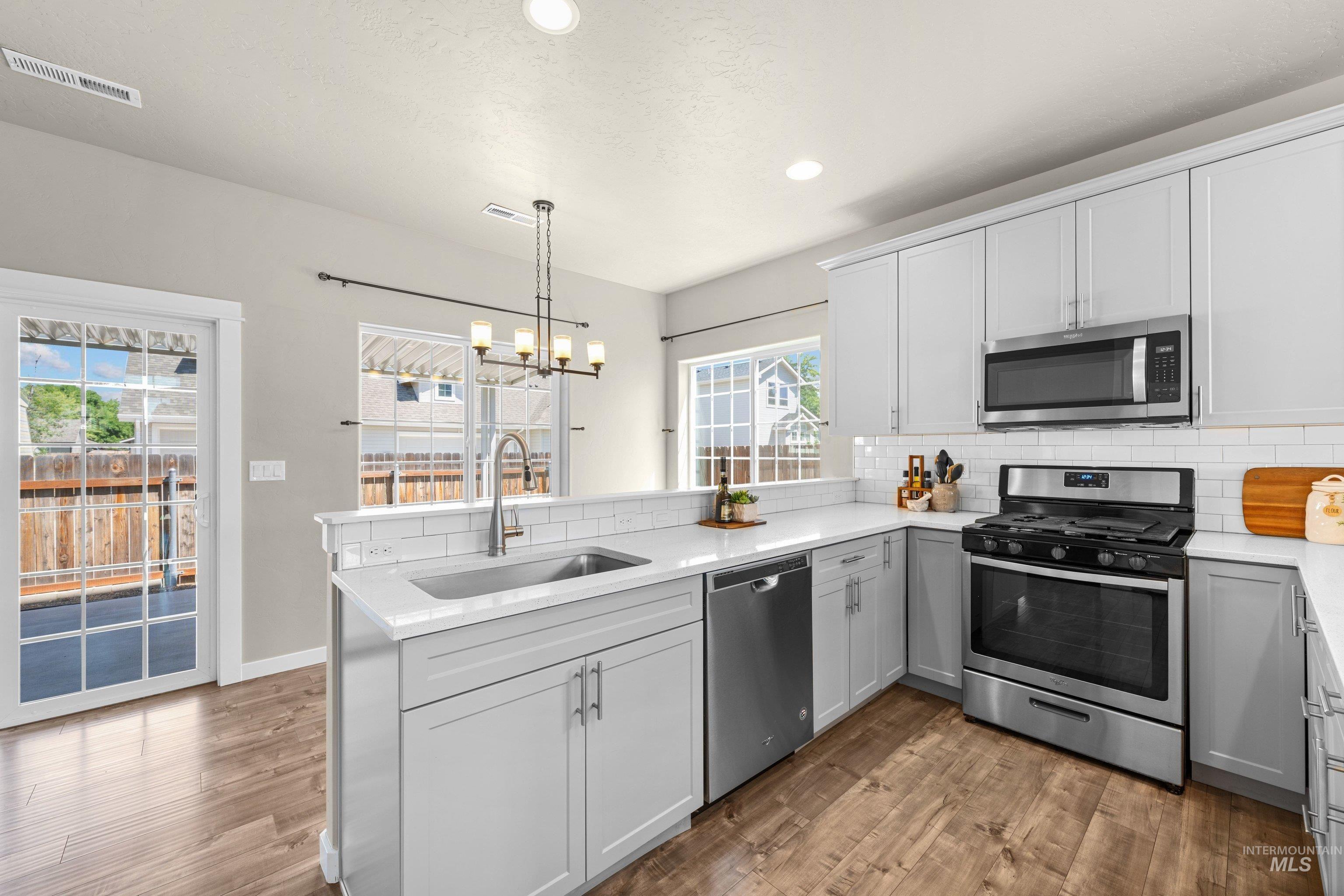 3869 Jackie Ln, Boise, Idaho 83704, 3 Bedrooms, 2.5 Bathrooms, Residential For Sale, Price $475,000,MLS 98994493
