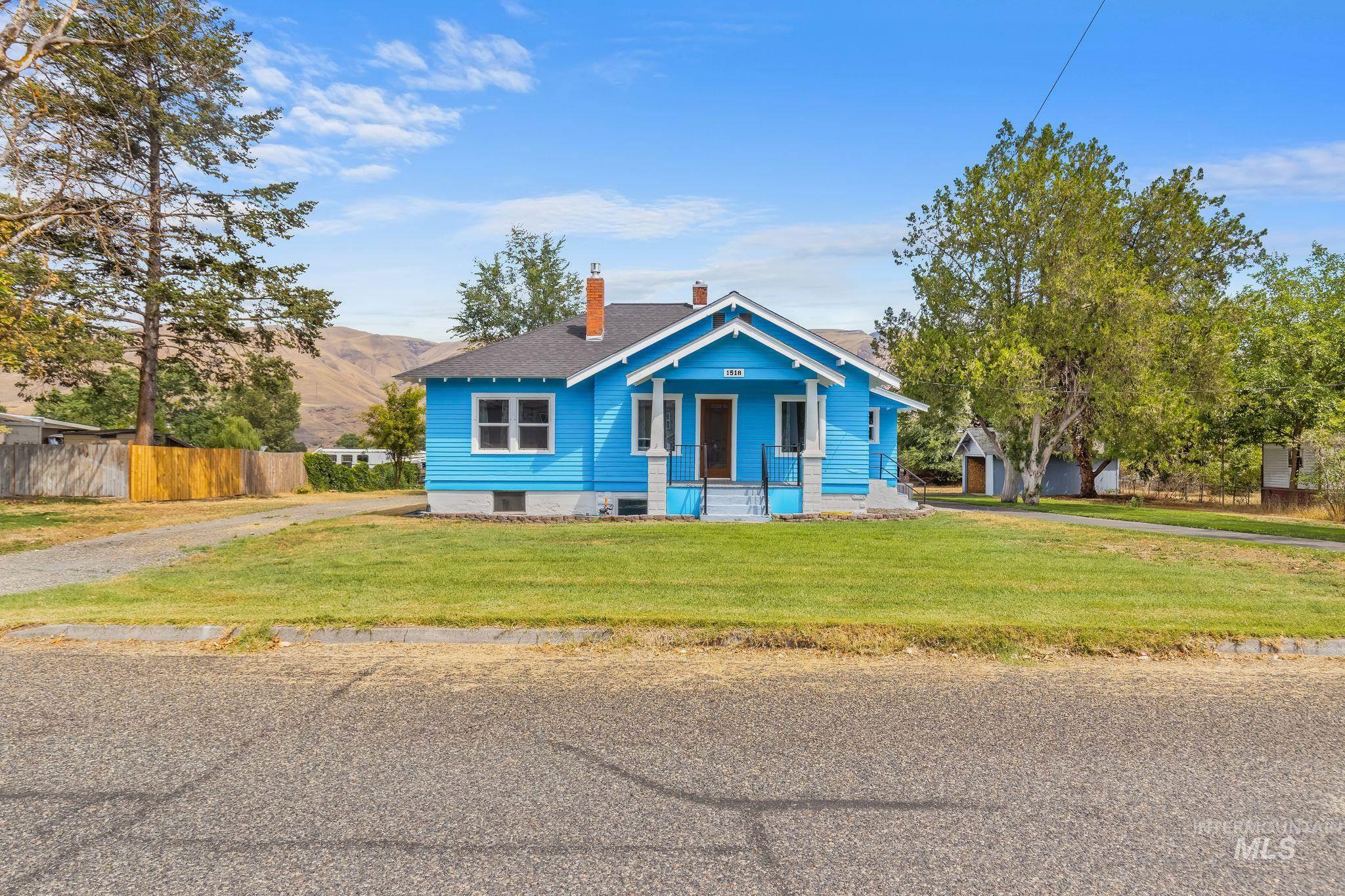 1518 Elm St., Clarkston, Washington 99403, 5 Bedrooms, 2 Bathrooms, Residential For Sale, Price $459,000, 98994506