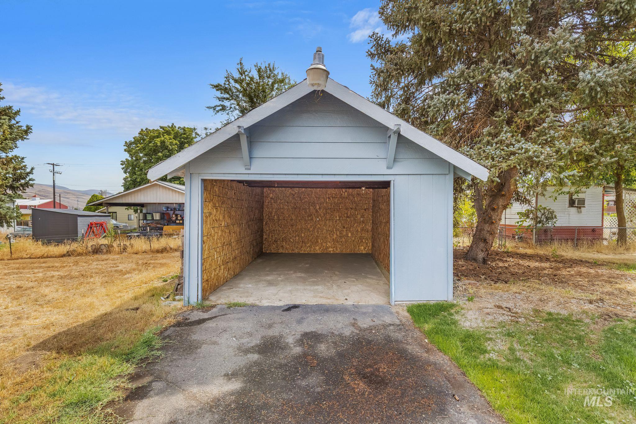 1518 Elm St., Clarkston, Washington 99403, 5 Bedrooms, 2 Bathrooms, Residential For Sale, Price $459,000, 98994506