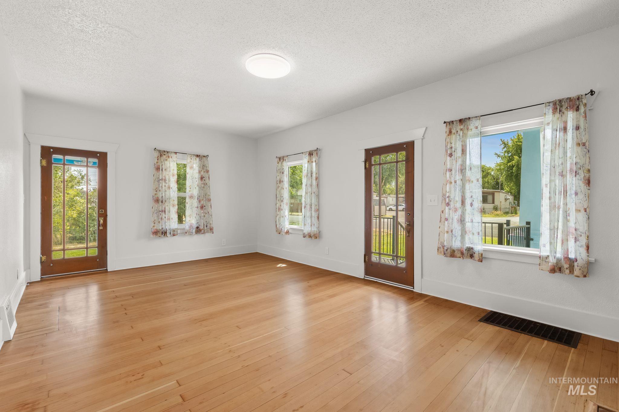 1518 Elm St., Clarkston, Washington 99403, 5 Bedrooms, 2 Bathrooms, Residential For Sale, Price $459,000, 98994506