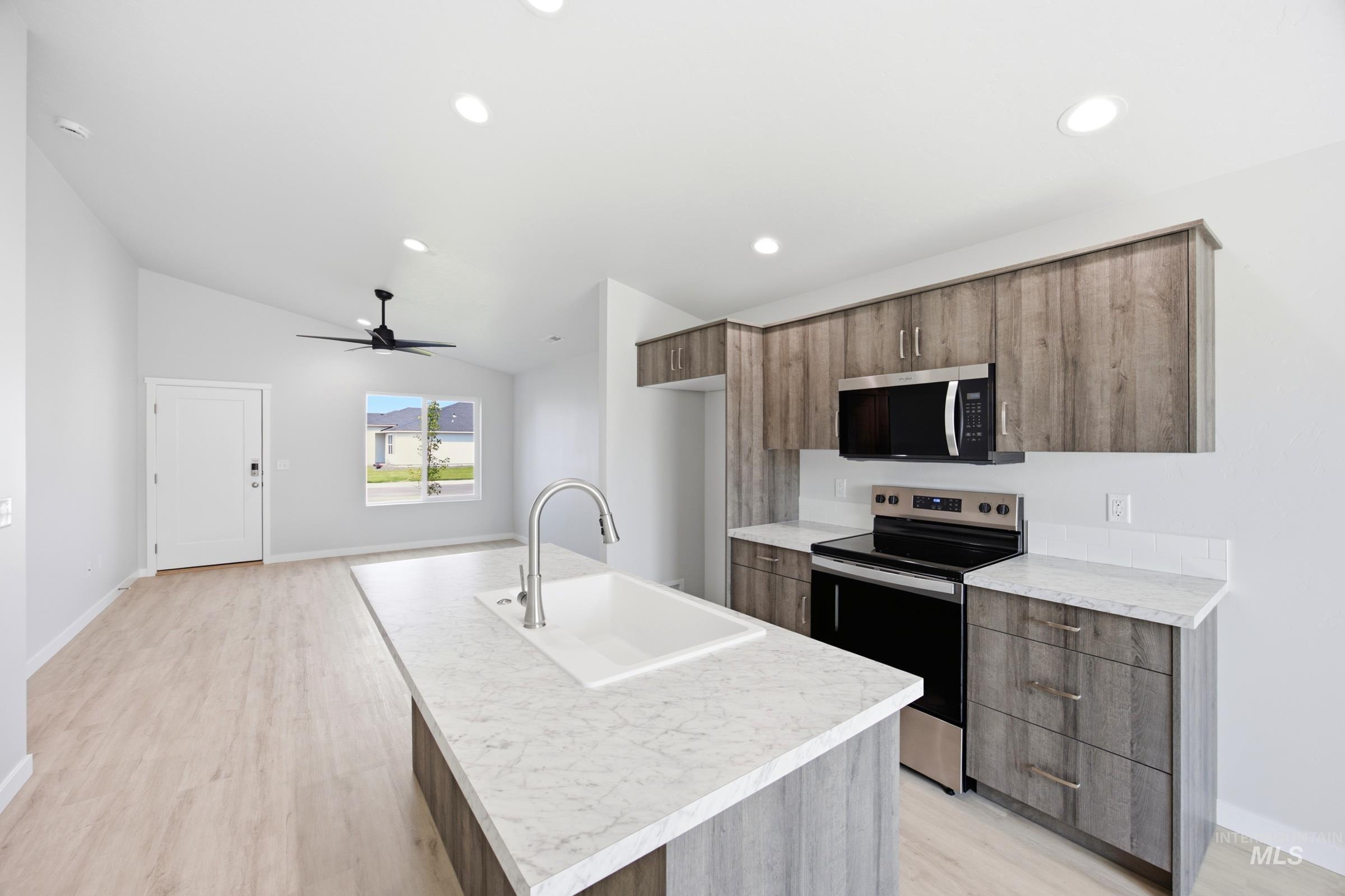 220 Benbrook Ave, Caldwell, Idaho 83605, 3 Bedrooms, 2 Bathrooms, Residential For Sale, Price $395,990,MLS 98994547