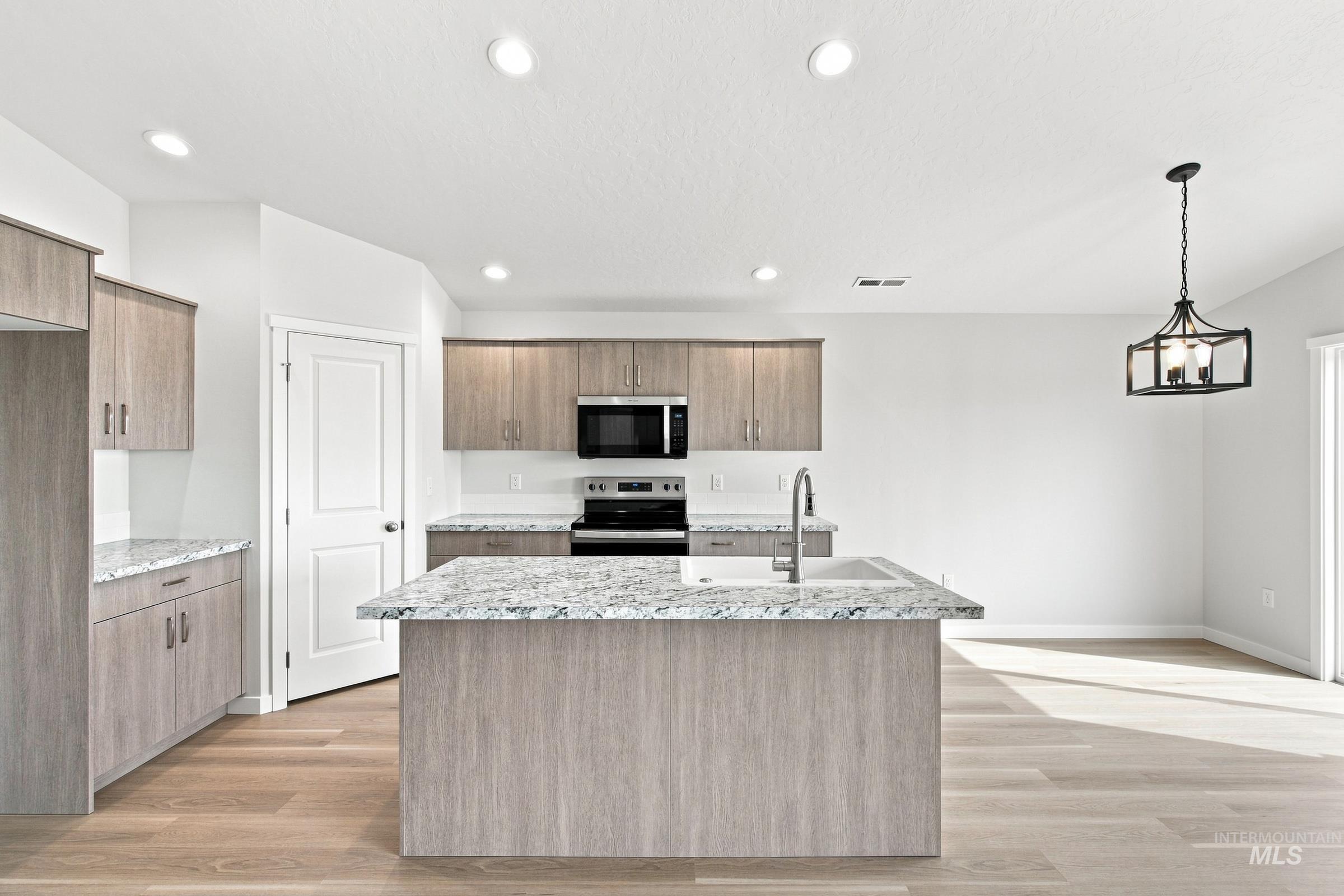 212 Benbrook Ave, Caldwell, Idaho 83605, 3 Bedrooms, 2 Bathrooms, Residential For Sale, Price $439,990,MLS 98994549