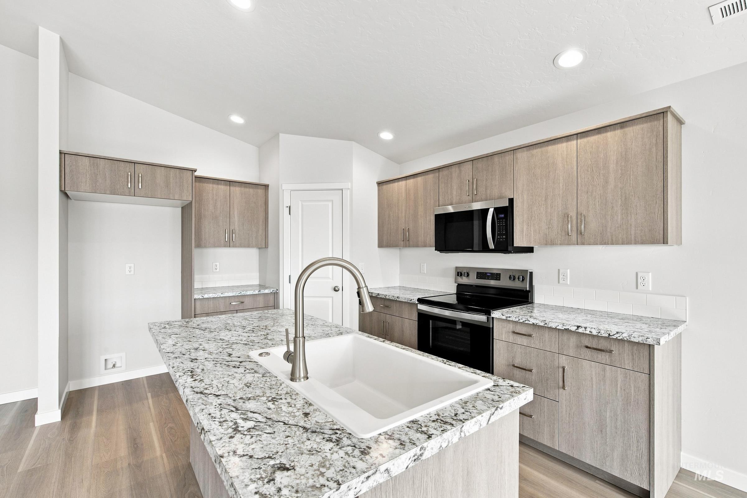 212 Benbrook Ave, Caldwell, Idaho 83605, 3 Bedrooms, 2 Bathrooms, Residential For Sale, Price $439,990,MLS 98994549