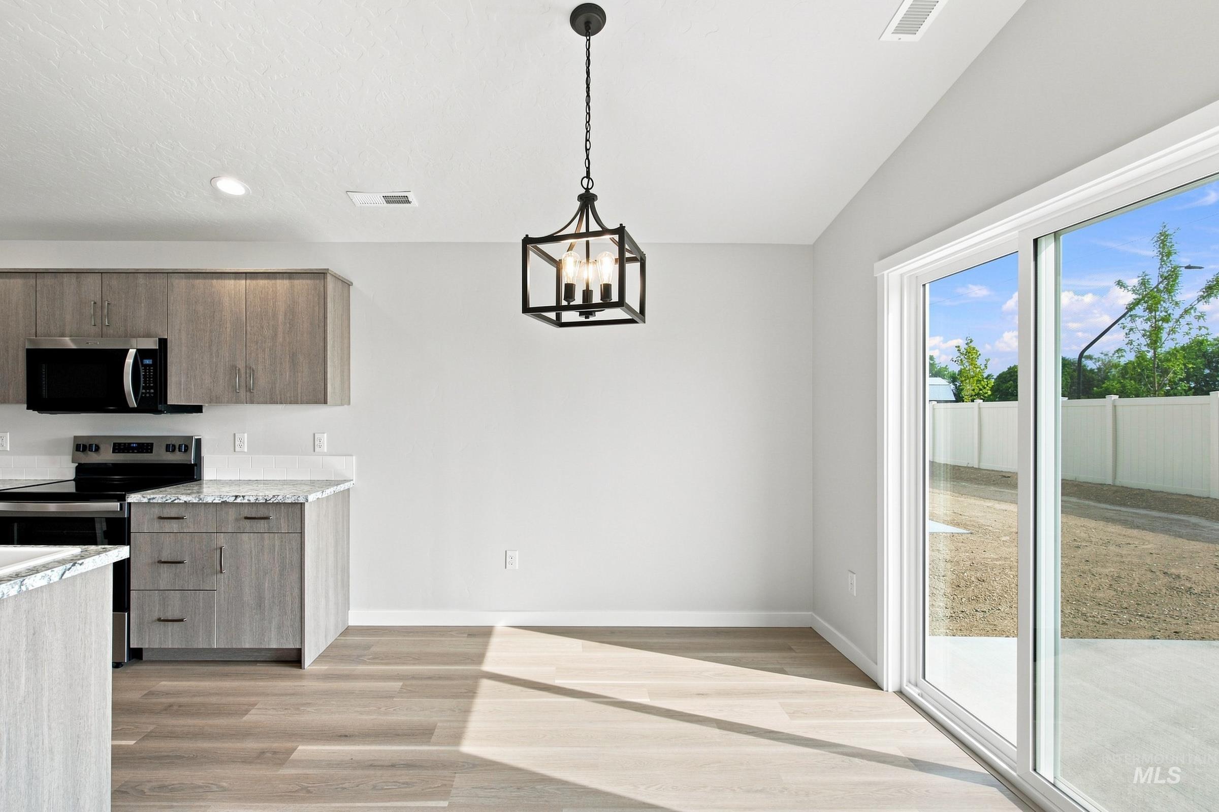 212 Benbrook Ave, Caldwell, Idaho 83605, 3 Bedrooms, 2 Bathrooms, Residential For Sale, Price $439,990,MLS 98994549