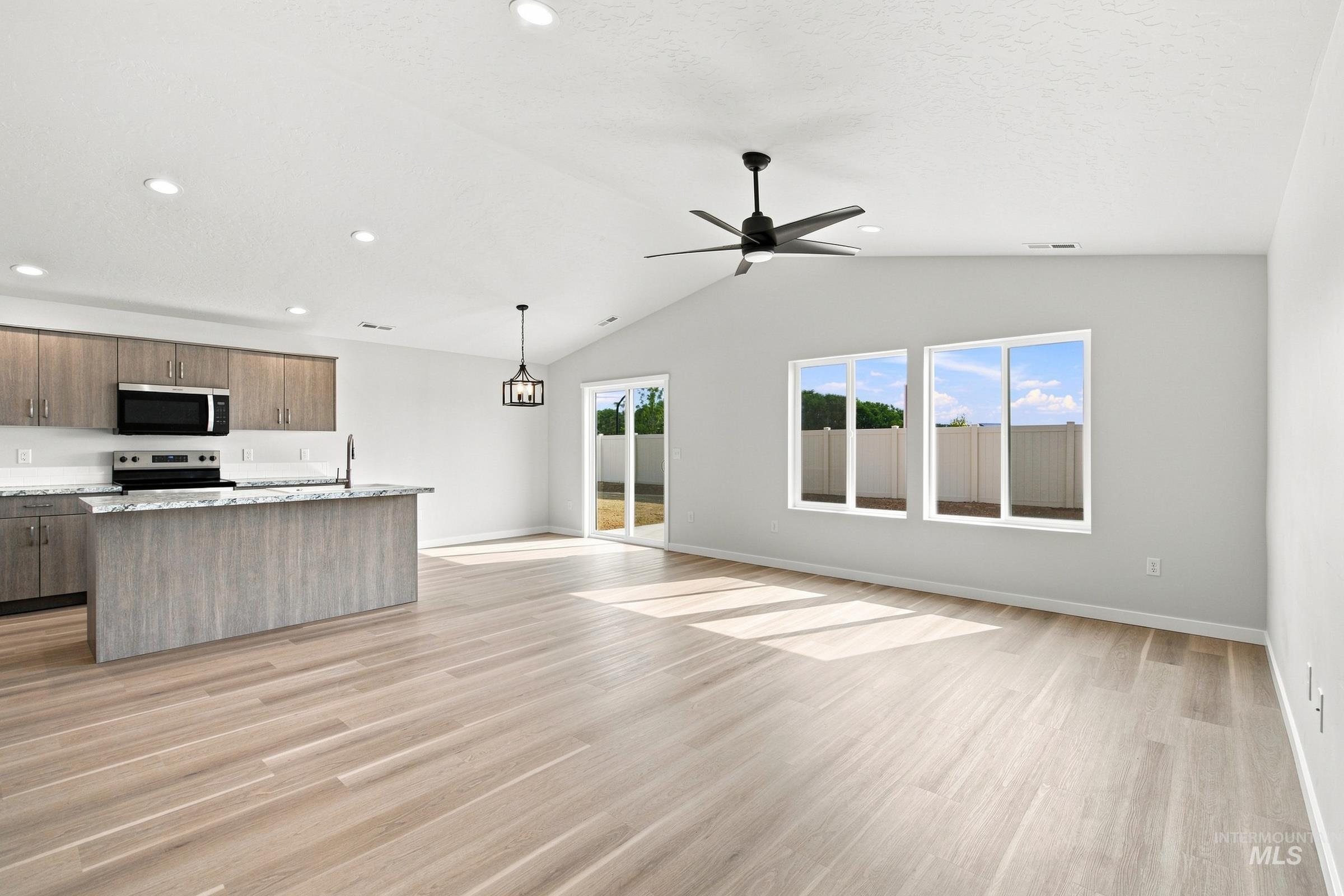 212 Benbrook Ave, Caldwell, Idaho 83605, 3 Bedrooms, 2 Bathrooms, Residential For Sale, Price $439,990,MLS 98994549